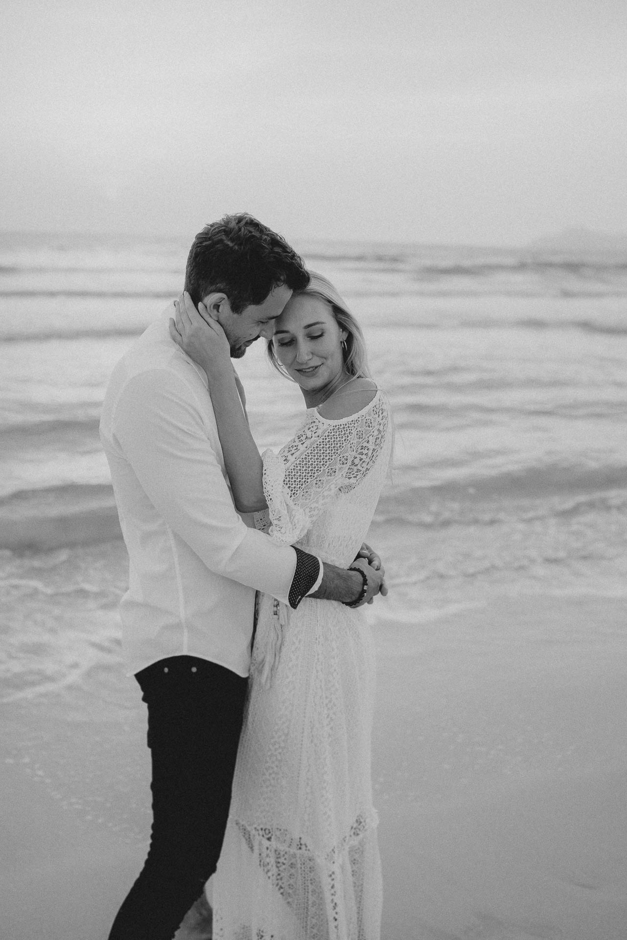 PaarShooting am Strand von Alcudia auf Mallorca bei Sonnenaufgang fotografiert von Lisa & Andi Photography.