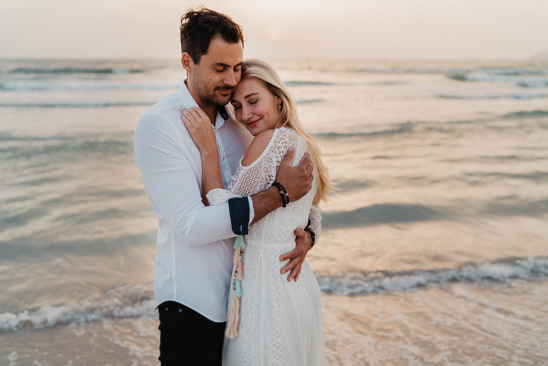 PaarShooting am Strand von Alcudia auf Mallorca bei Sonnenaufgang fotografiert von Lisa & Andi Photography.