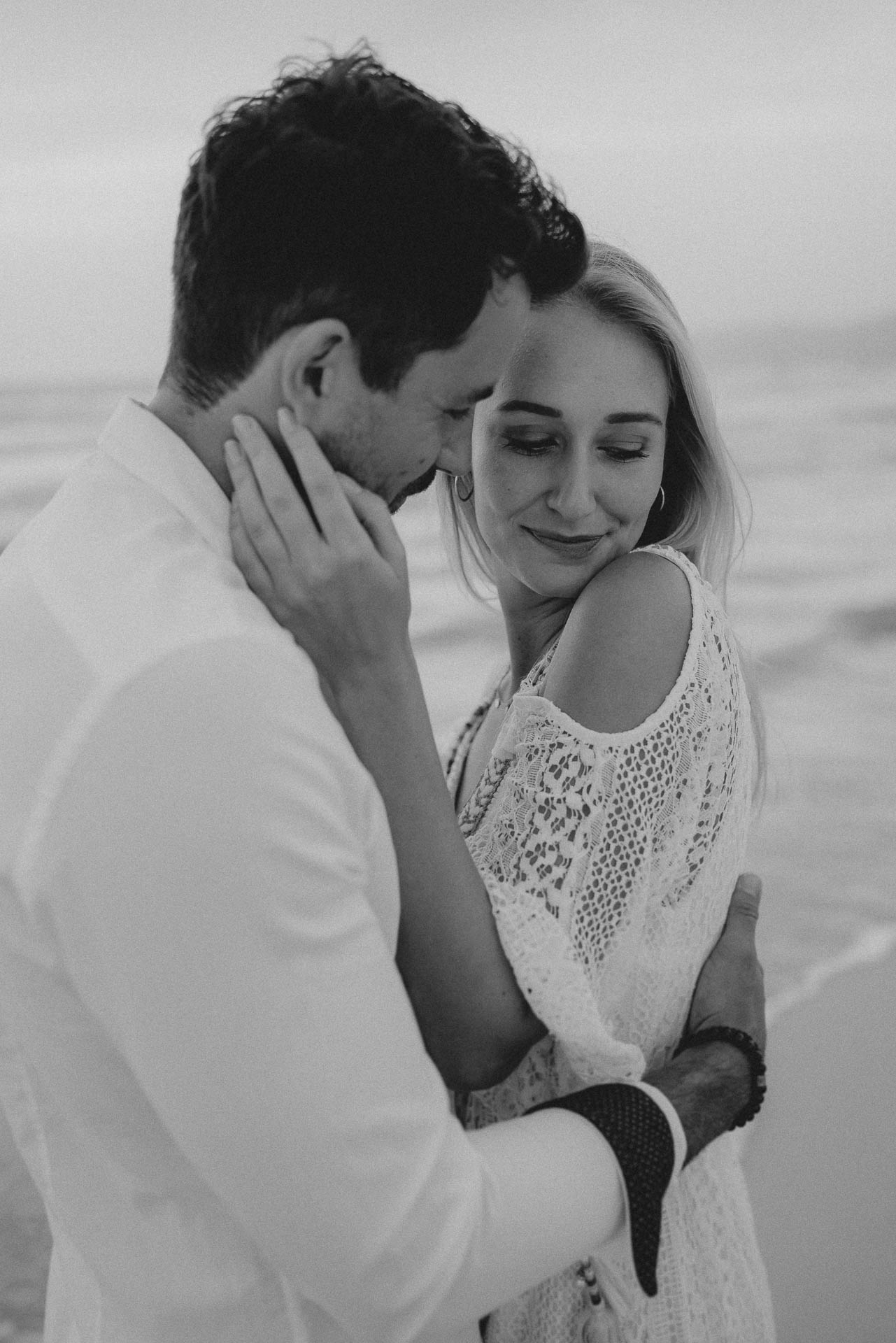 PaarShooting am Strand von Alcudia auf Mallorca bei Sonnenaufgang fotografiert von Lisa & Andi Photography.