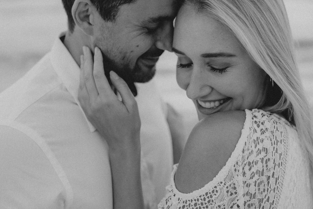 PaarShooting am Strand von Alcudia auf Mallorca bei Sonnenaufgang fotografiert von Lisa & Andi Photography.