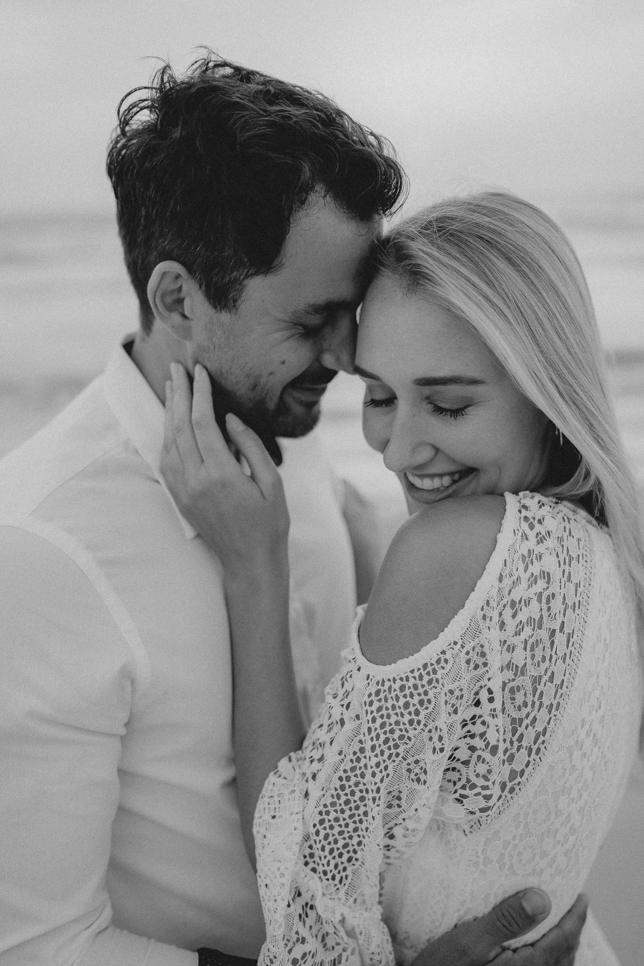 PaarShooting am Strand von Alcudia auf Mallorca bei Sonnenaufgang fotografiert von Lisa & Andi Photography.