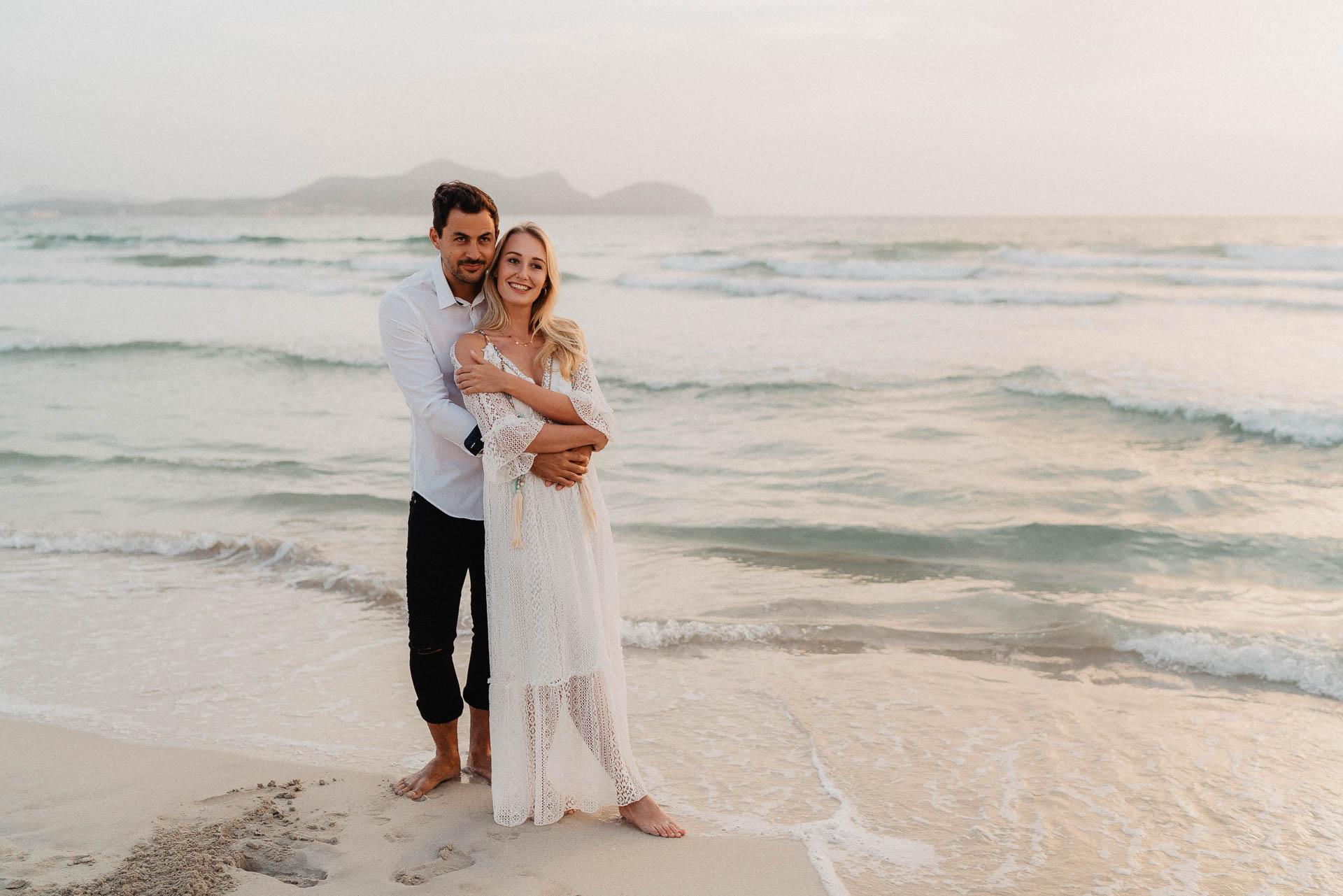 PaarShooting am Strand von Alcudia auf Mallorca bei Sonnenaufgang fotografiert von Lisa & Andi Photography.