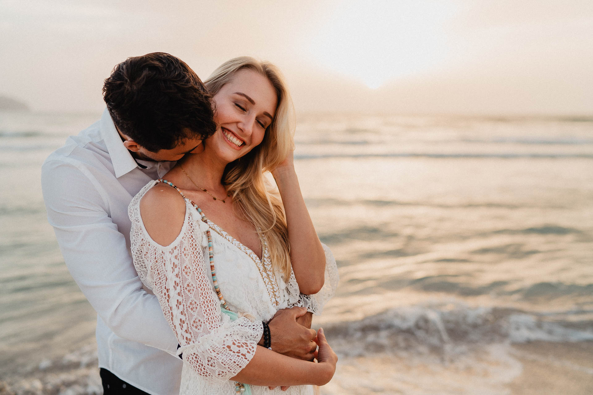 PaarShooting am Strand von Alcudia auf Mallorca bei Sonnenaufgang fotografiert von Lisa & Andi Photography.