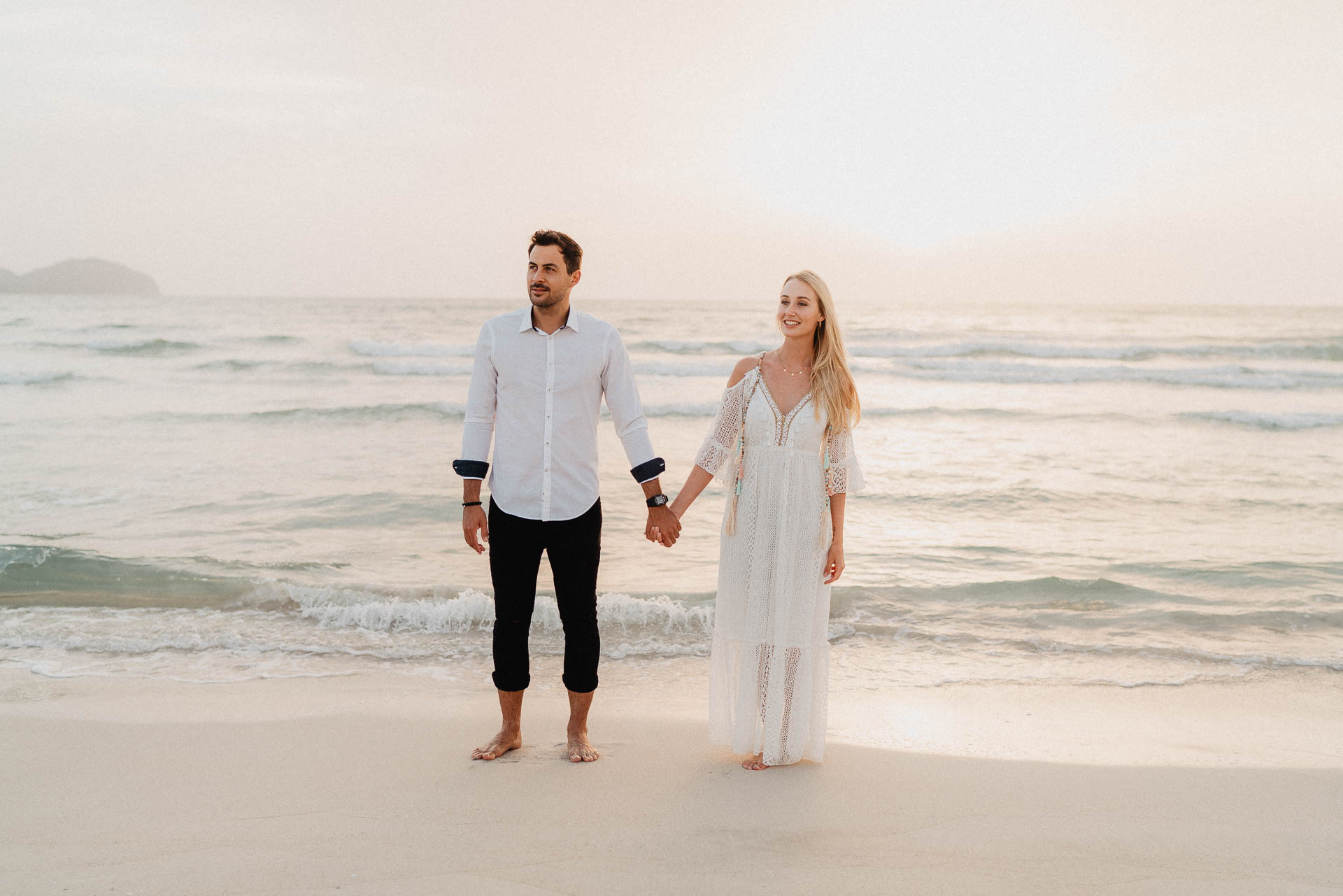 PaarShooting am Strand von Alcudia auf Mallorca bei Sonnenaufgang fotografiert von Lisa & Andi Photography.