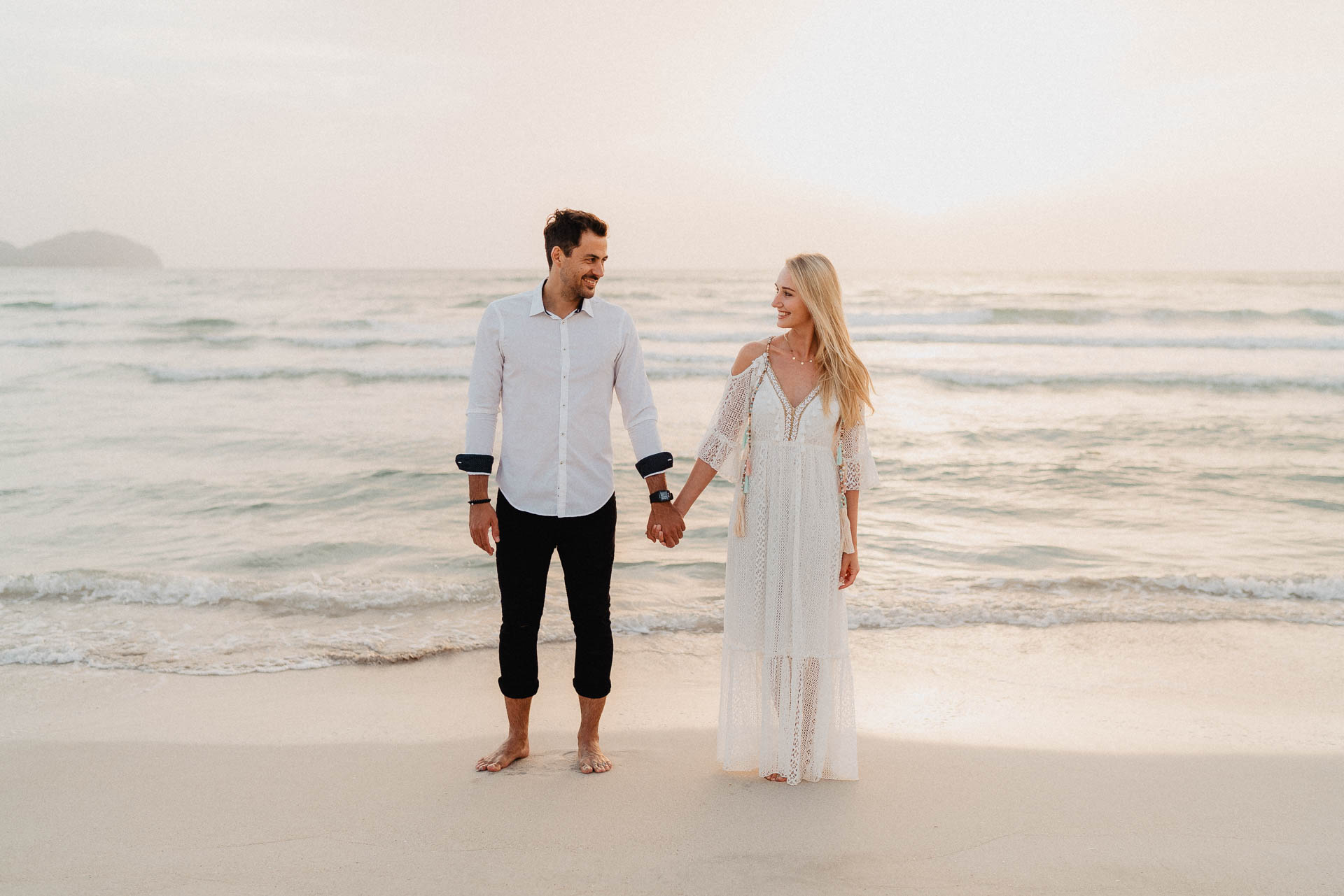 PaarShooting am Strand von Alcudia auf Mallorca bei Sonnenaufgang fotografiert von Lisa & Andi Photography.