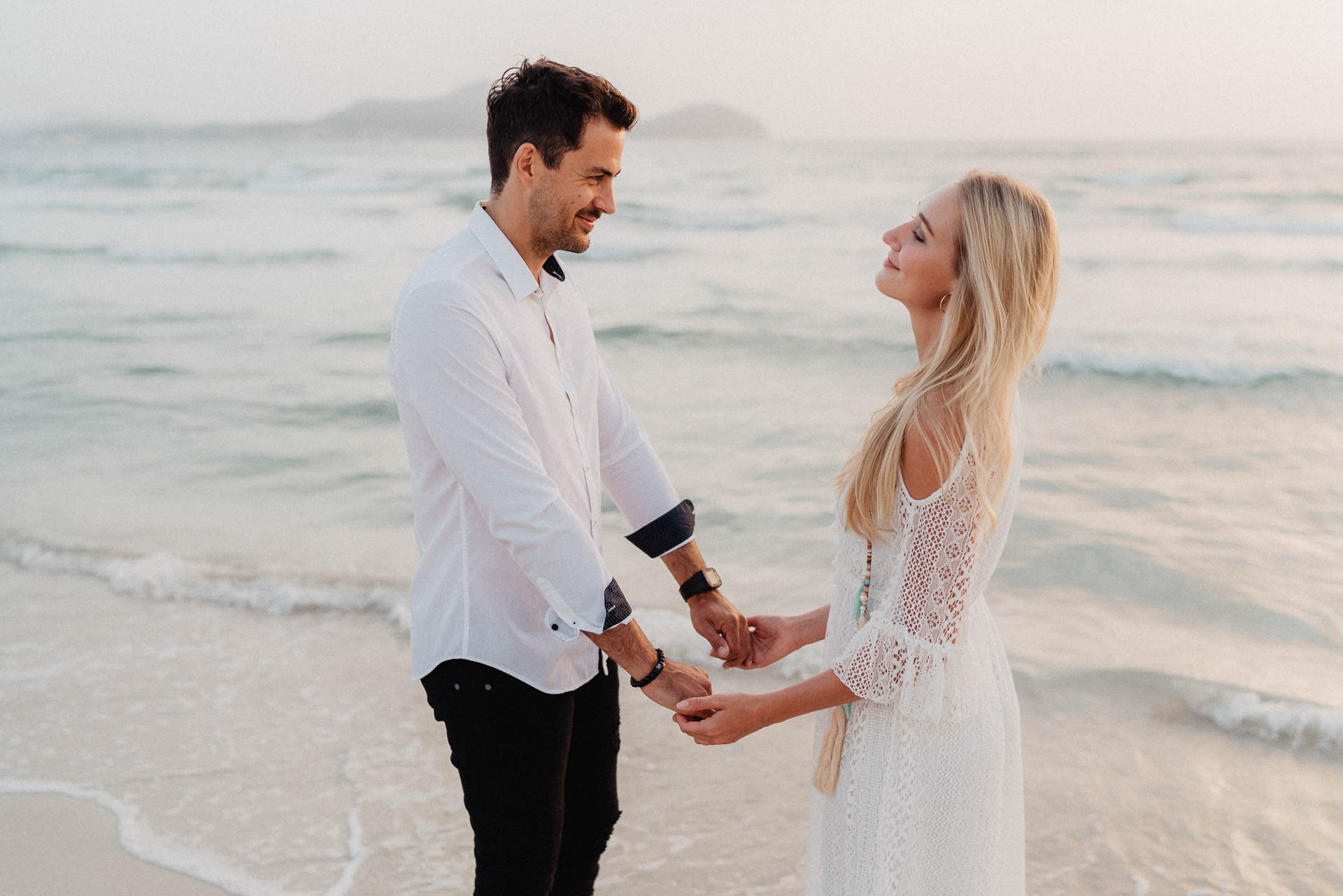 PaarShooting am Strand von Alcudia auf Mallorca bei Sonnenaufgang fotografiert von Lisa & Andi Photography.