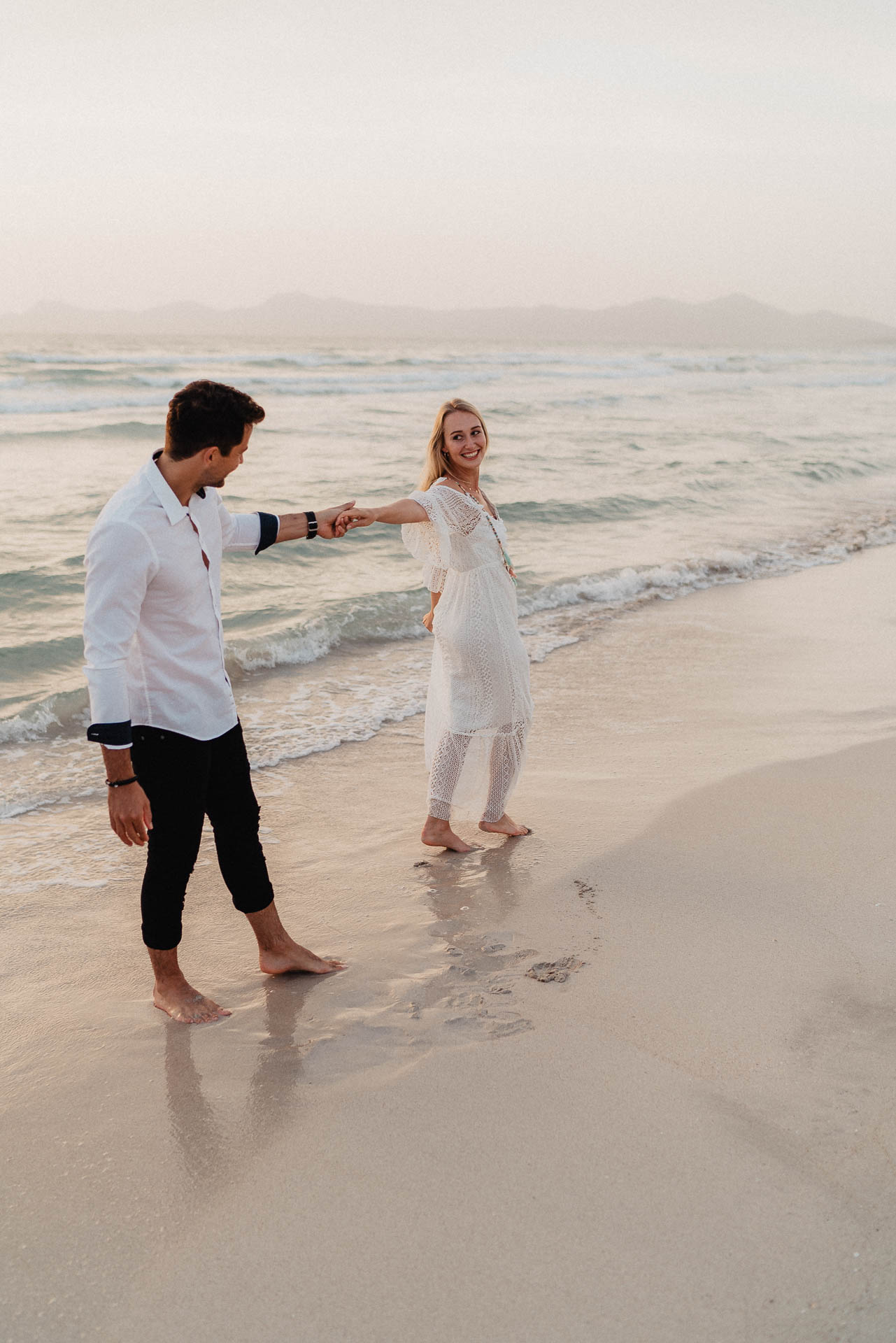 PaarShooting am Strand von Alcudia auf Mallorca bei Sonnenaufgang fotografiert von Lisa & Andi Photography.