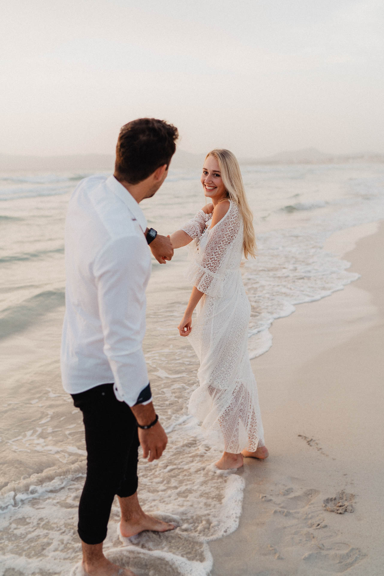 PaarShooting am Strand von Alcudia auf Mallorca bei Sonnenaufgang fotografiert von Lisa & Andi Photography.