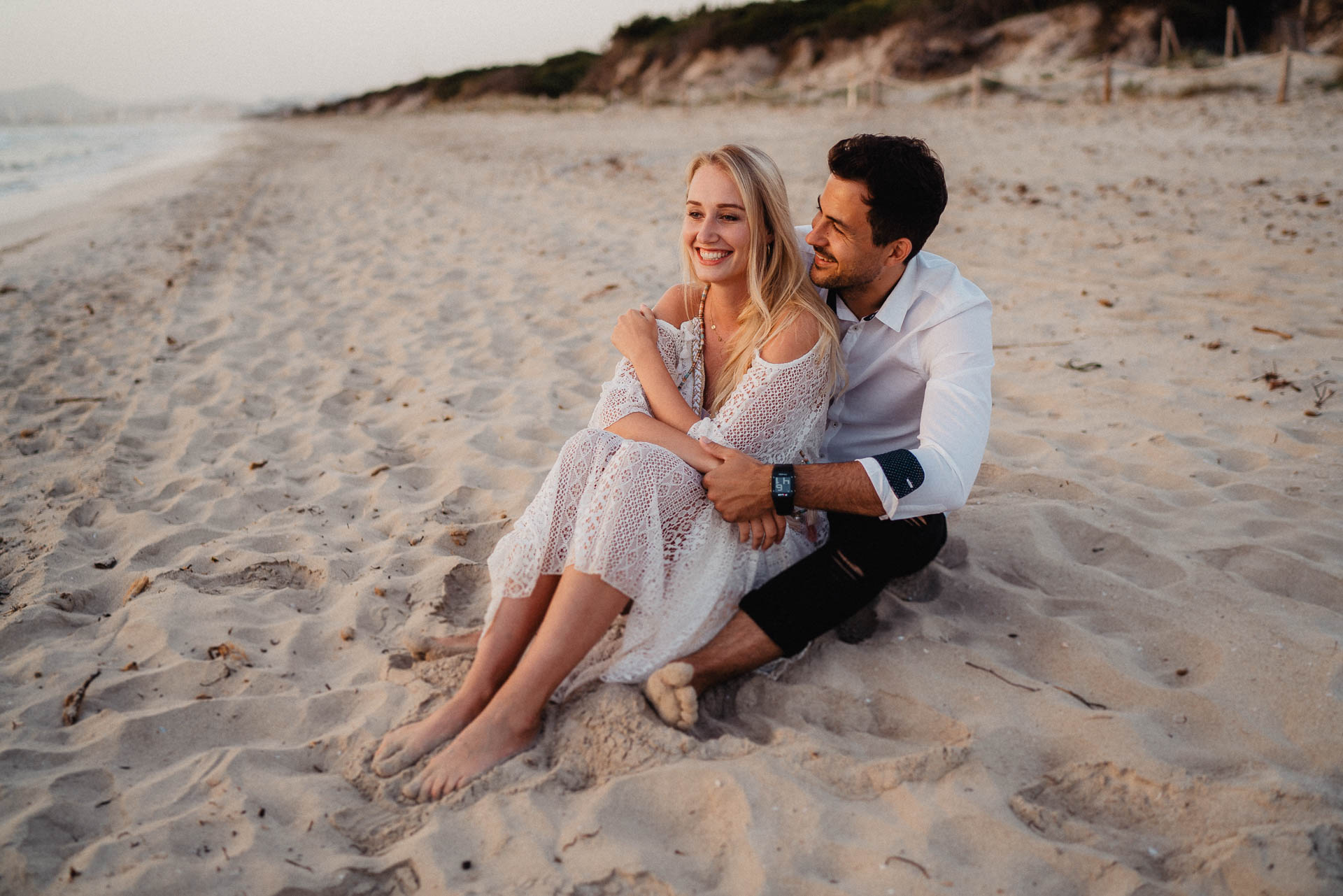PaarShooting am Strand von Alcudia auf Mallorca bei Sonnenaufgang fotografiert von Lisa & Andi Photography.