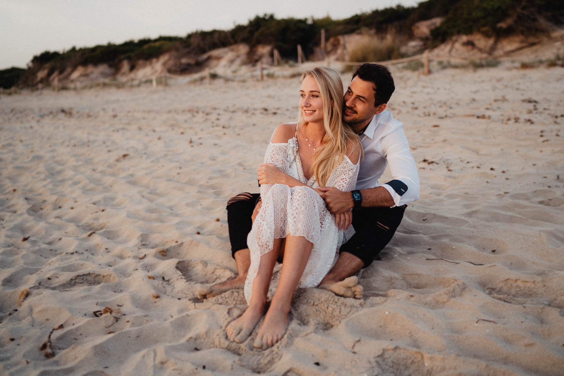 PaarShooting am Strand von Alcudia auf Mallorca bei Sonnenaufgang fotografiert von Lisa & Andi Photography.