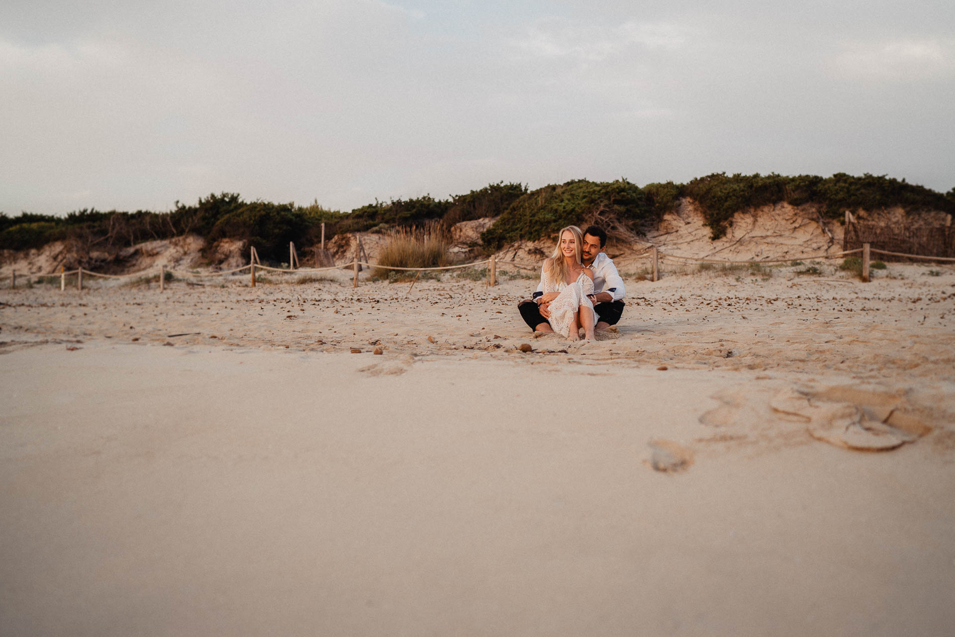 PaarShooting am Strand von Alcudia auf Mallorca bei Sonnenaufgang fotografiert von Lisa & Andi Photography.