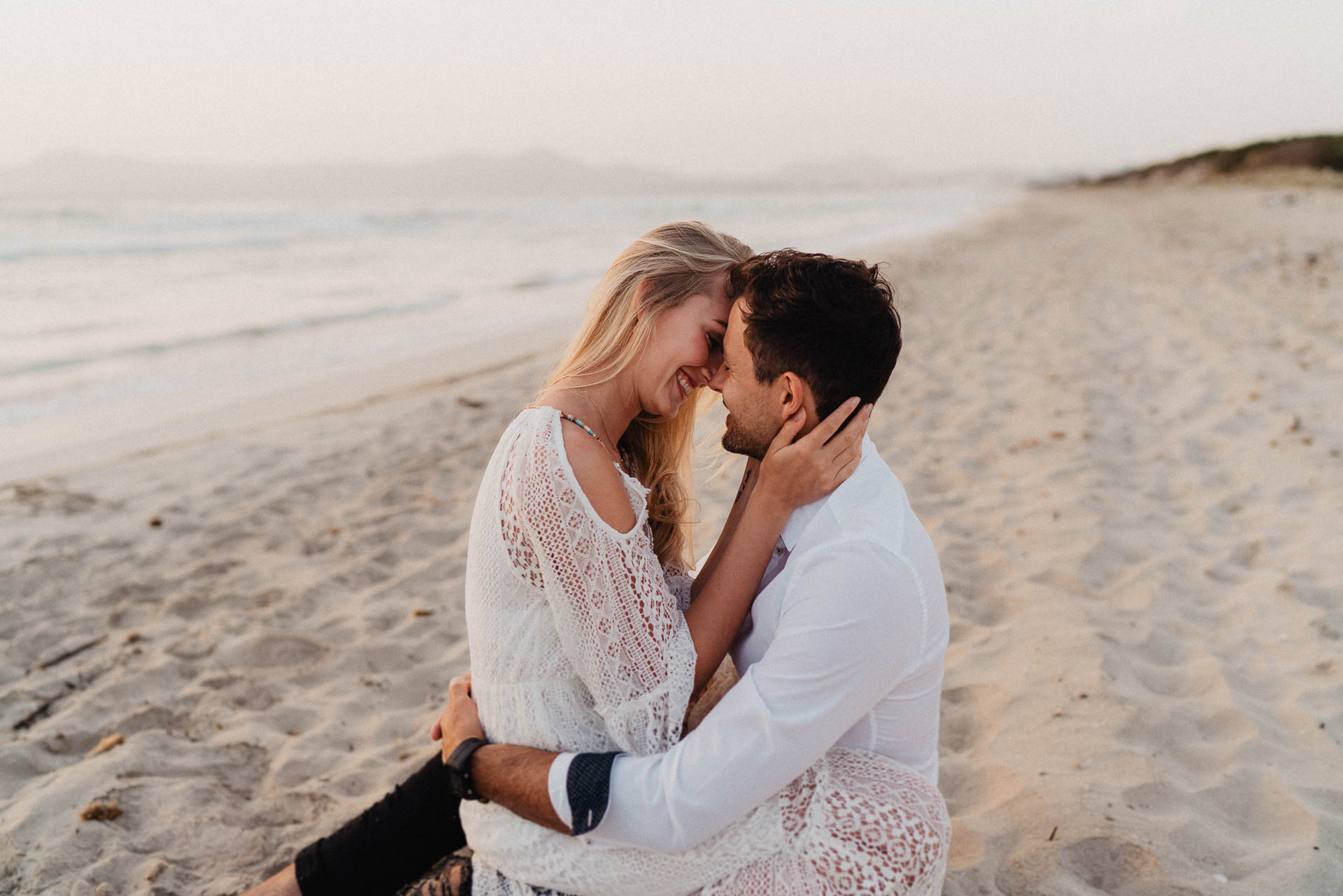 PaarShooting am Strand von Alcudia auf Mallorca bei Sonnenaufgang fotografiert von Lisa & Andi Photography.
