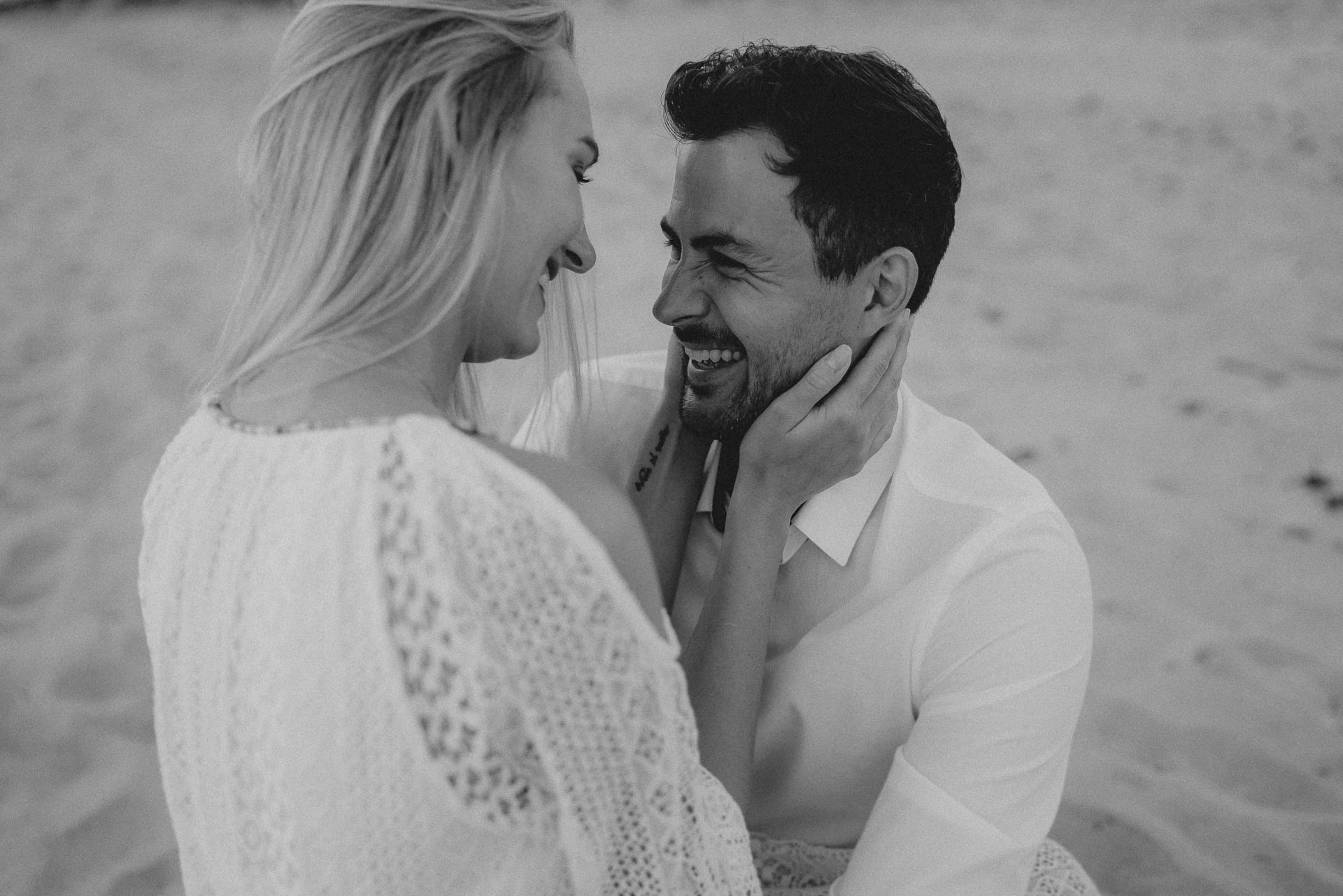 PaarShooting am Strand von Alcudia auf Mallorca bei Sonnenaufgang fotografiert von Lisa & Andi Photography.