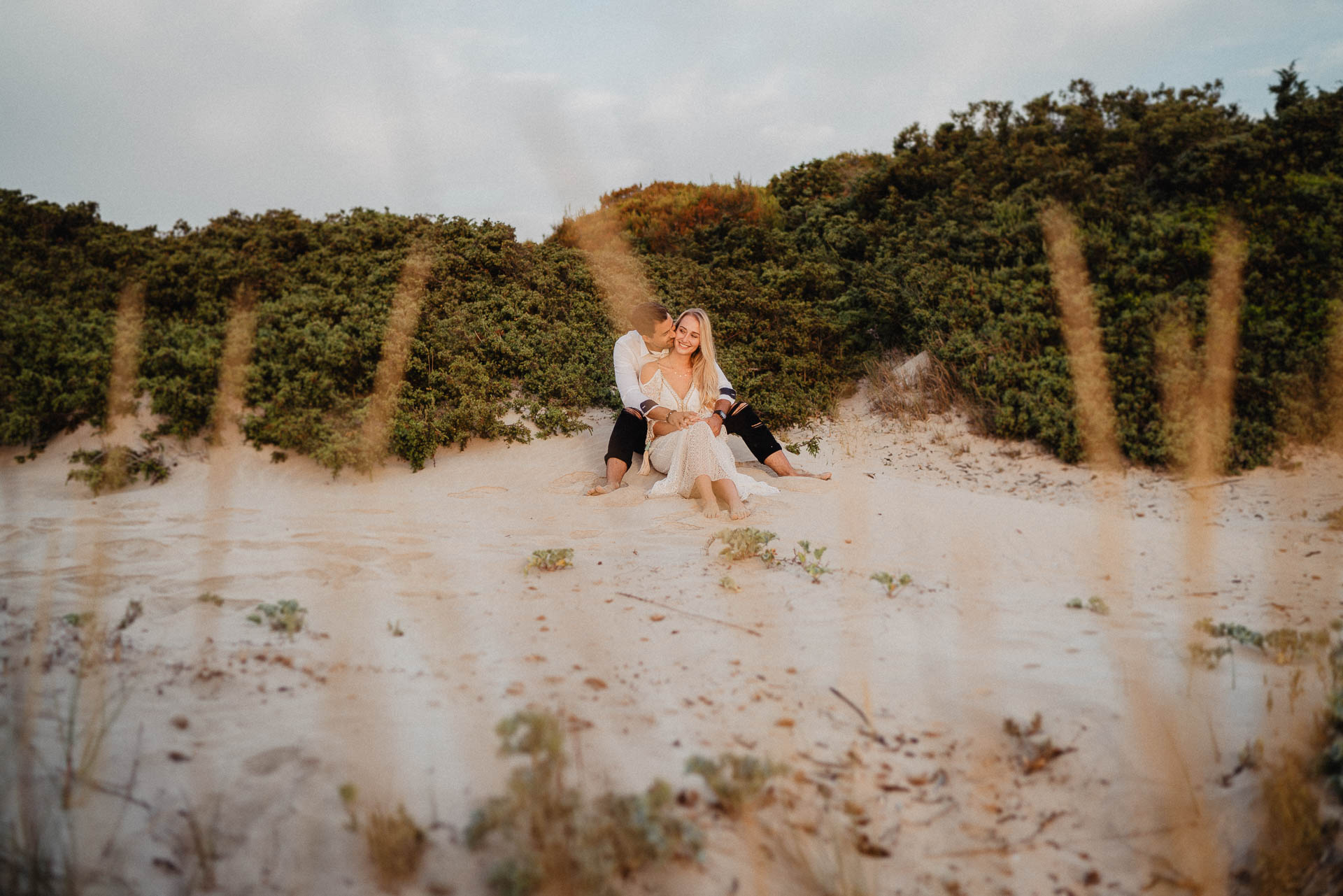 PaarShooting am Strand von Alcudia auf Mallorca bei Sonnenaufgang fotografiert von Lisa & Andi Photography.