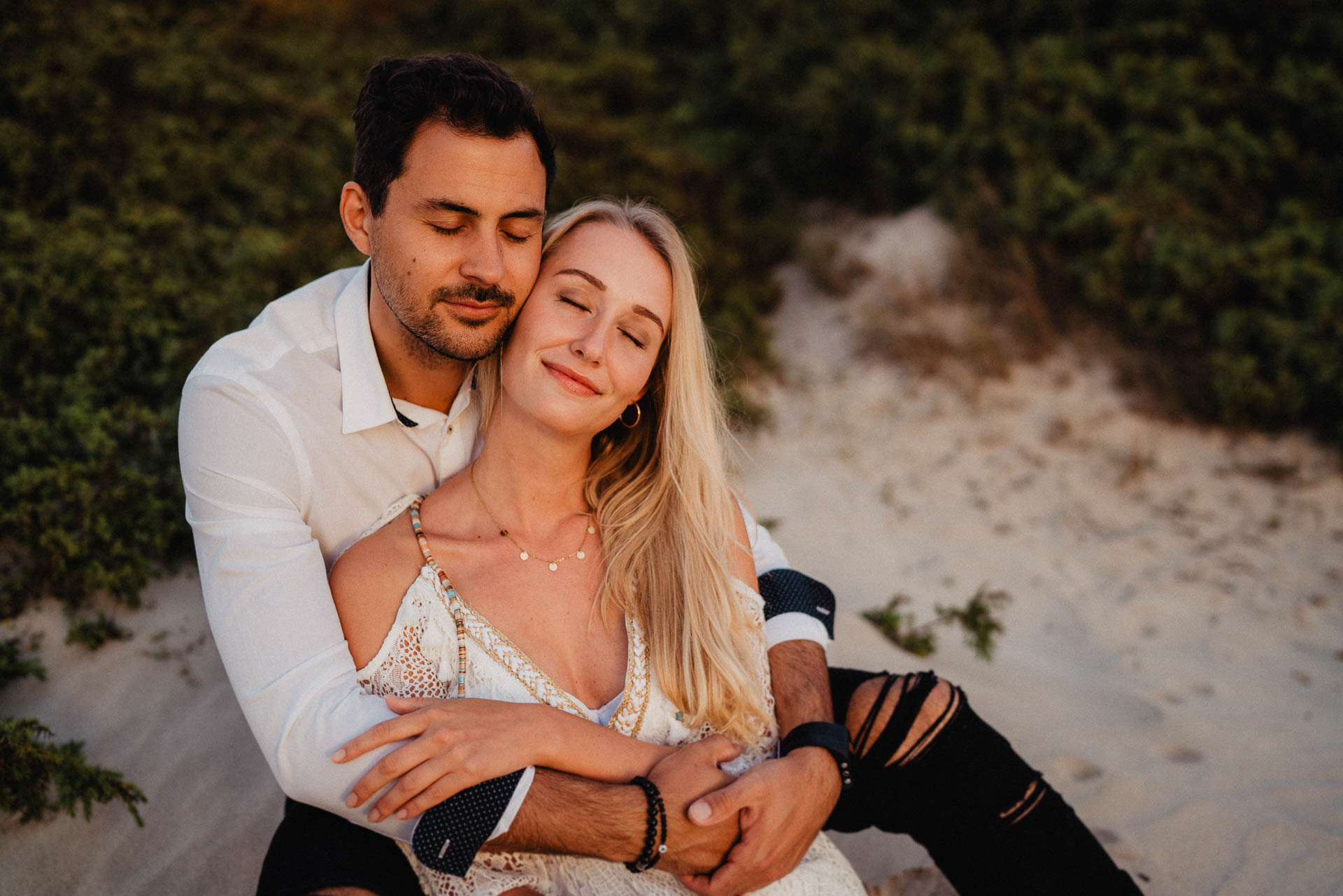 PaarShooting am Strand von Alcudia auf Mallorca bei Sonnenaufgang fotografiert von Lisa & Andi Photography.