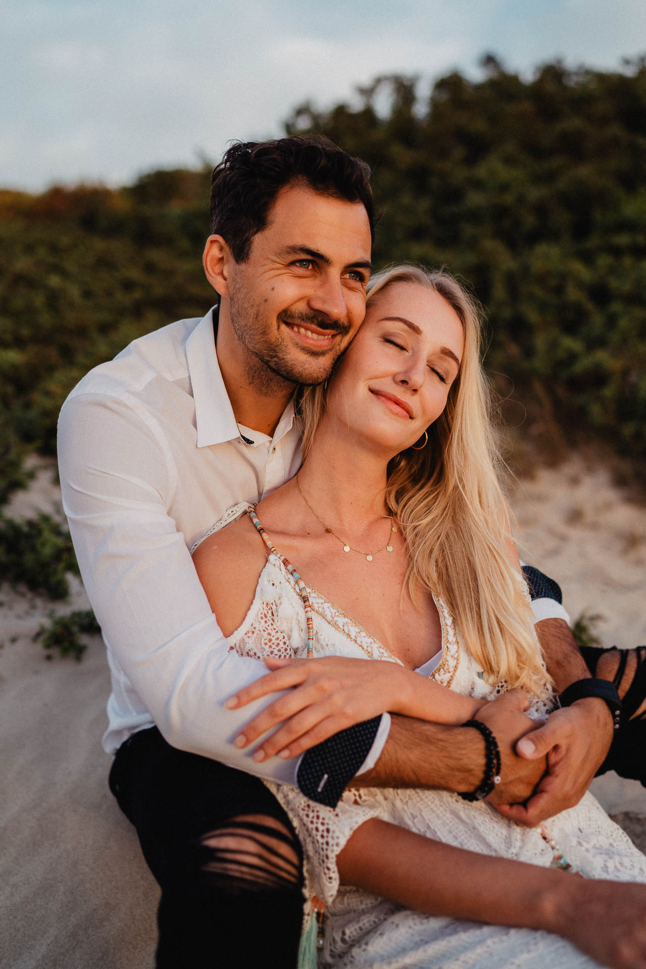 PaarShooting am Strand von Alcudia auf Mallorca bei Sonnenaufgang fotografiert von Lisa & Andi Photography.