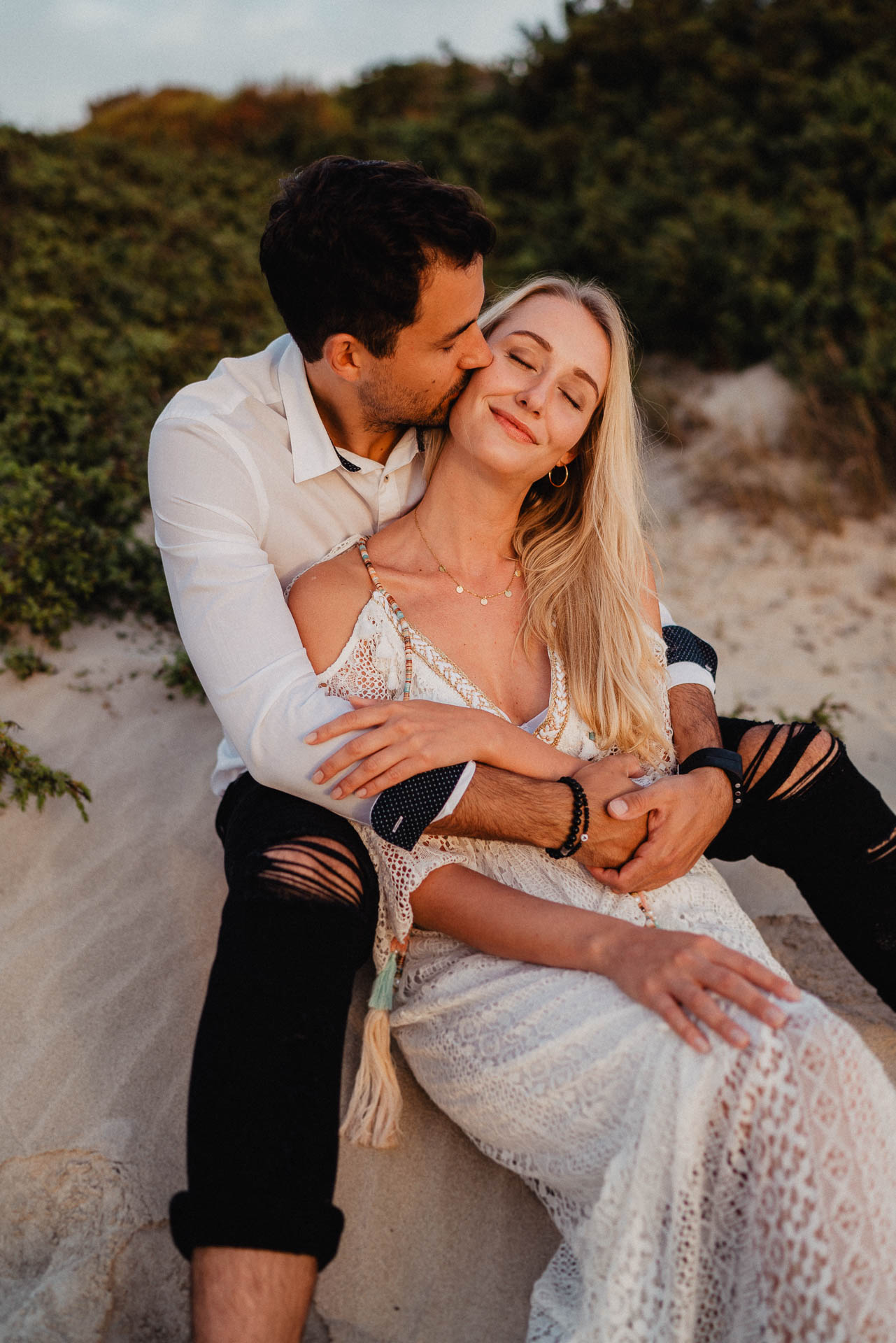 PaarShooting am Strand von Alcudia auf Mallorca bei Sonnenaufgang fotografiert von Lisa & Andi Photography.