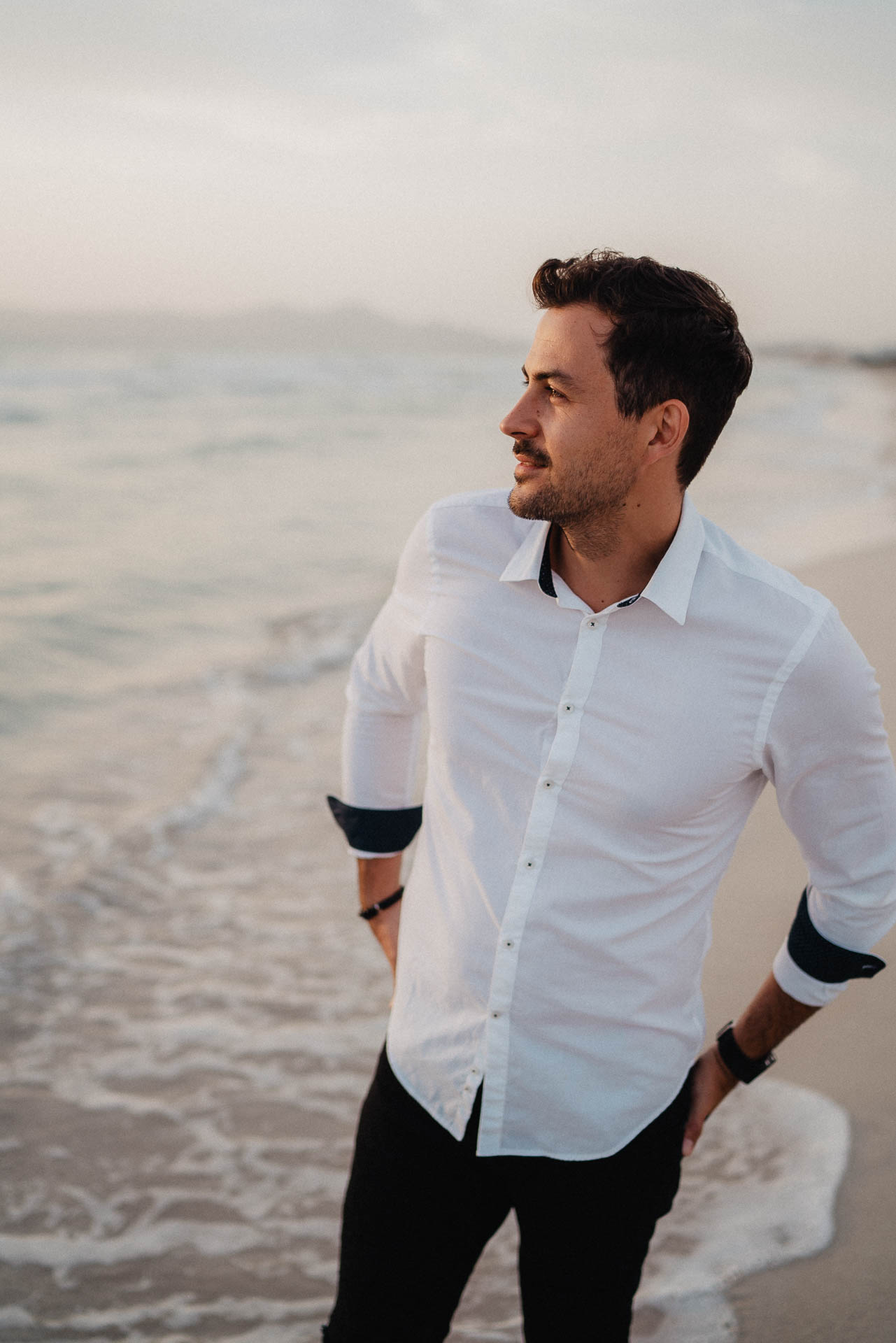 PaarShooting am Strand von Alcudia auf Mallorca bei Sonnenaufgang fotografiert von Lisa & Andi Photography.