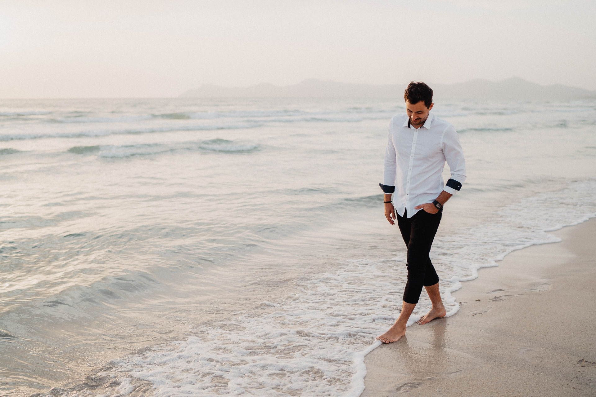 PaarShooting am Strand von Alcudia auf Mallorca bei Sonnenaufgang fotografiert von Lisa & Andi Photography.