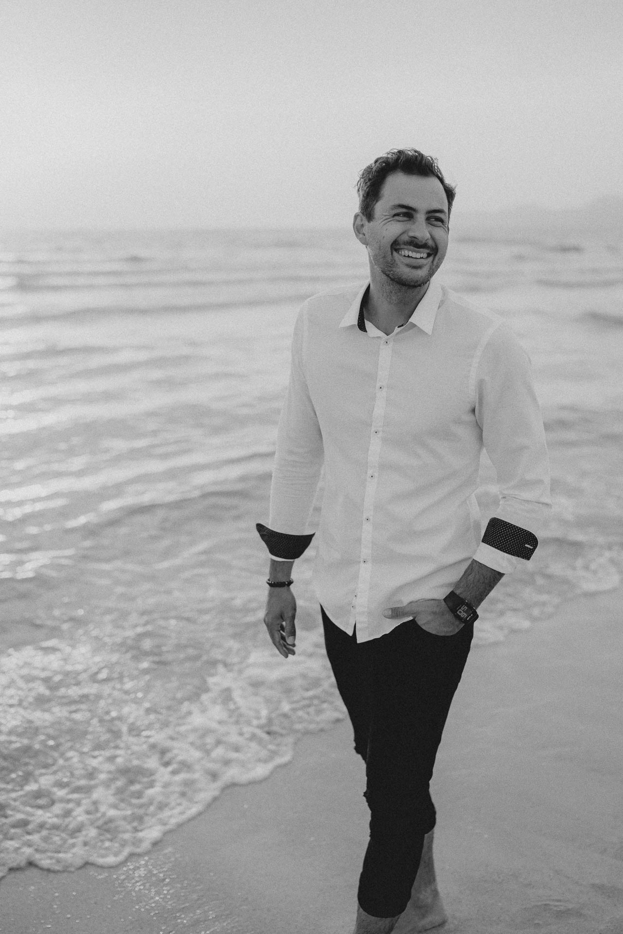 PaarShooting am Strand von Alcudia auf Mallorca bei Sonnenaufgang fotografiert von Lisa & Andi Photography.