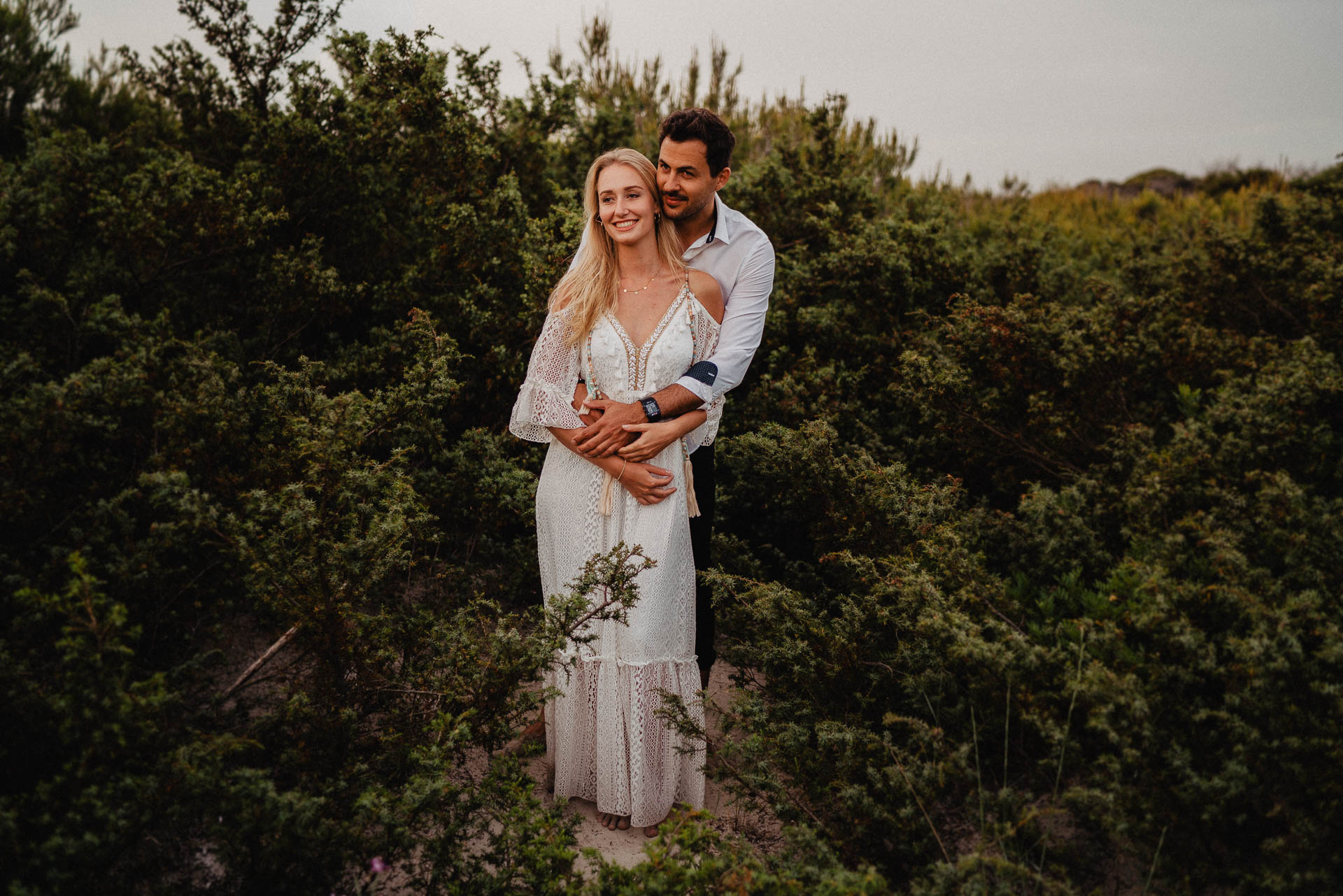 PaarShooting am Strand von Alcudia auf Mallorca bei Sonnenaufgang fotografiert von Lisa & Andi Photography.
