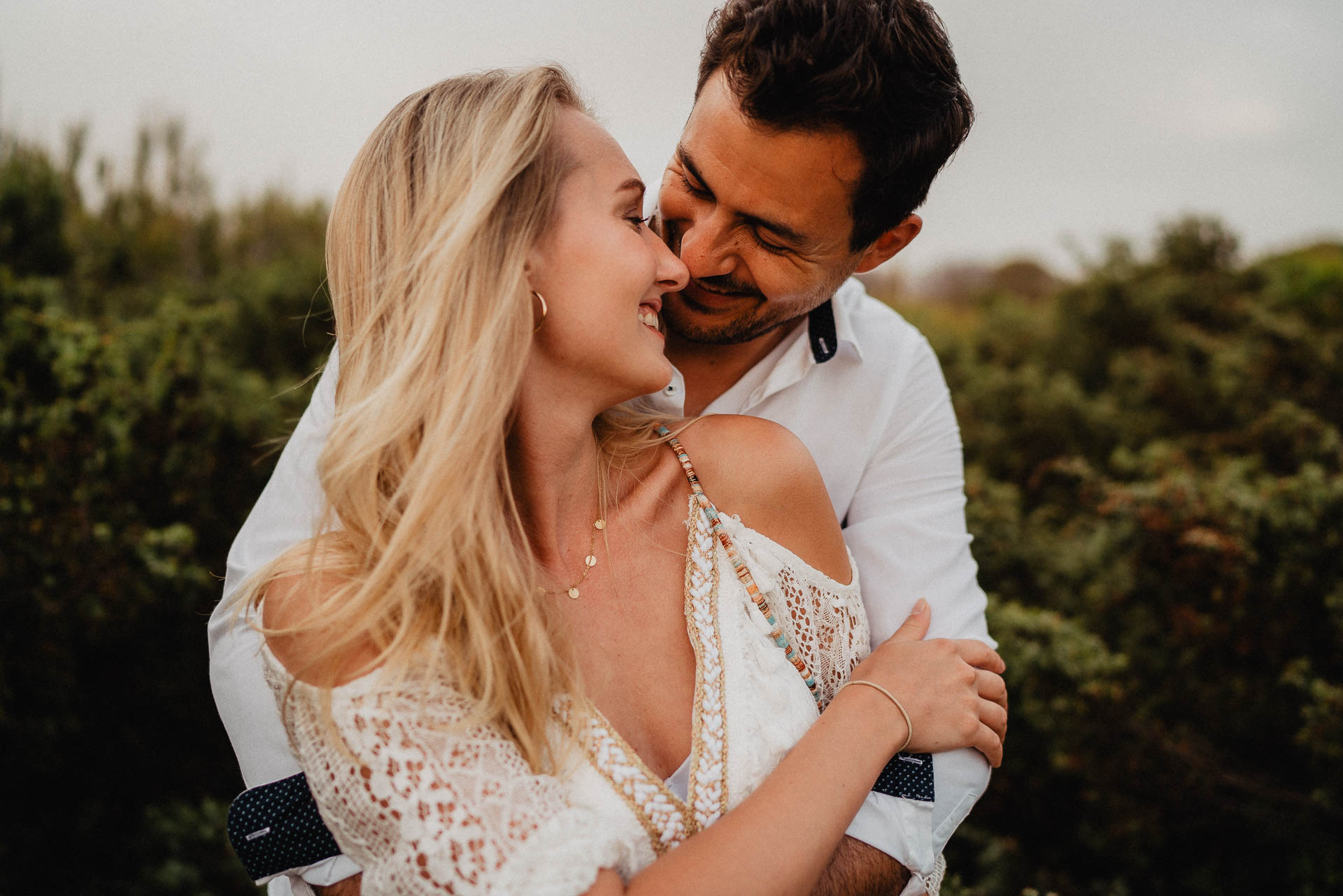 PaarShooting am Strand von Alcudia auf Mallorca bei Sonnenaufgang fotografiert von Lisa & Andi Photography.