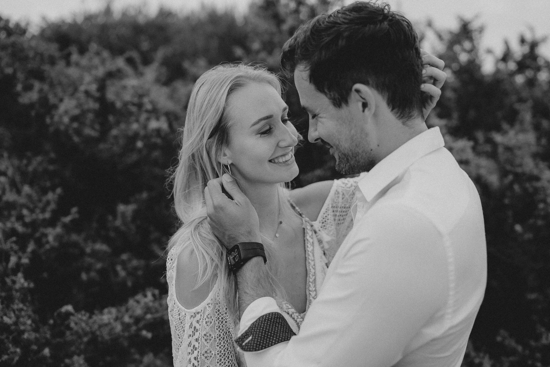 PaarShooting am Strand von Alcudia auf Mallorca bei Sonnenaufgang fotografiert von Lisa & Andi Photography.