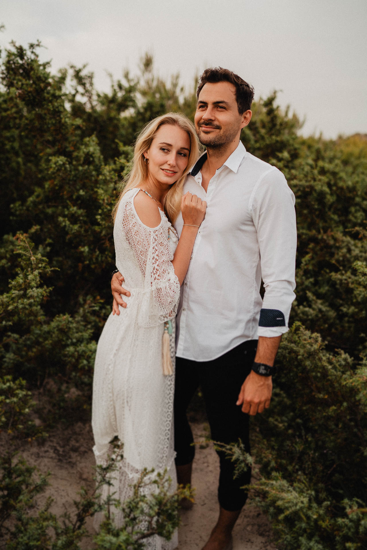 PaarShooting am Strand von Alcudia auf Mallorca bei Sonnenaufgang fotografiert von Lisa & Andi Photography.