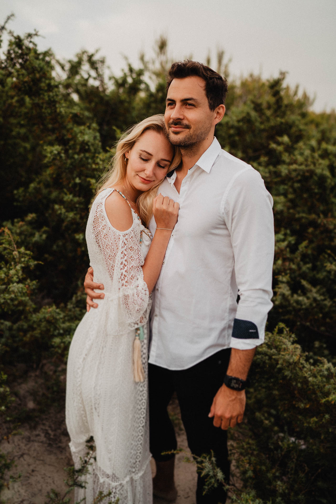 PaarShooting am Strand von Alcudia auf Mallorca bei Sonnenaufgang fotografiert von Lisa & Andi Photography.
