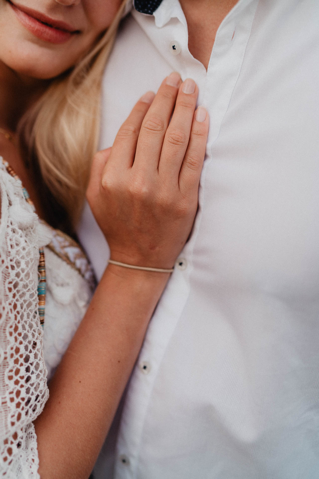 PaarShooting am Strand von Alcudia auf Mallorca bei Sonnenaufgang fotografiert von Lisa & Andi Photography.