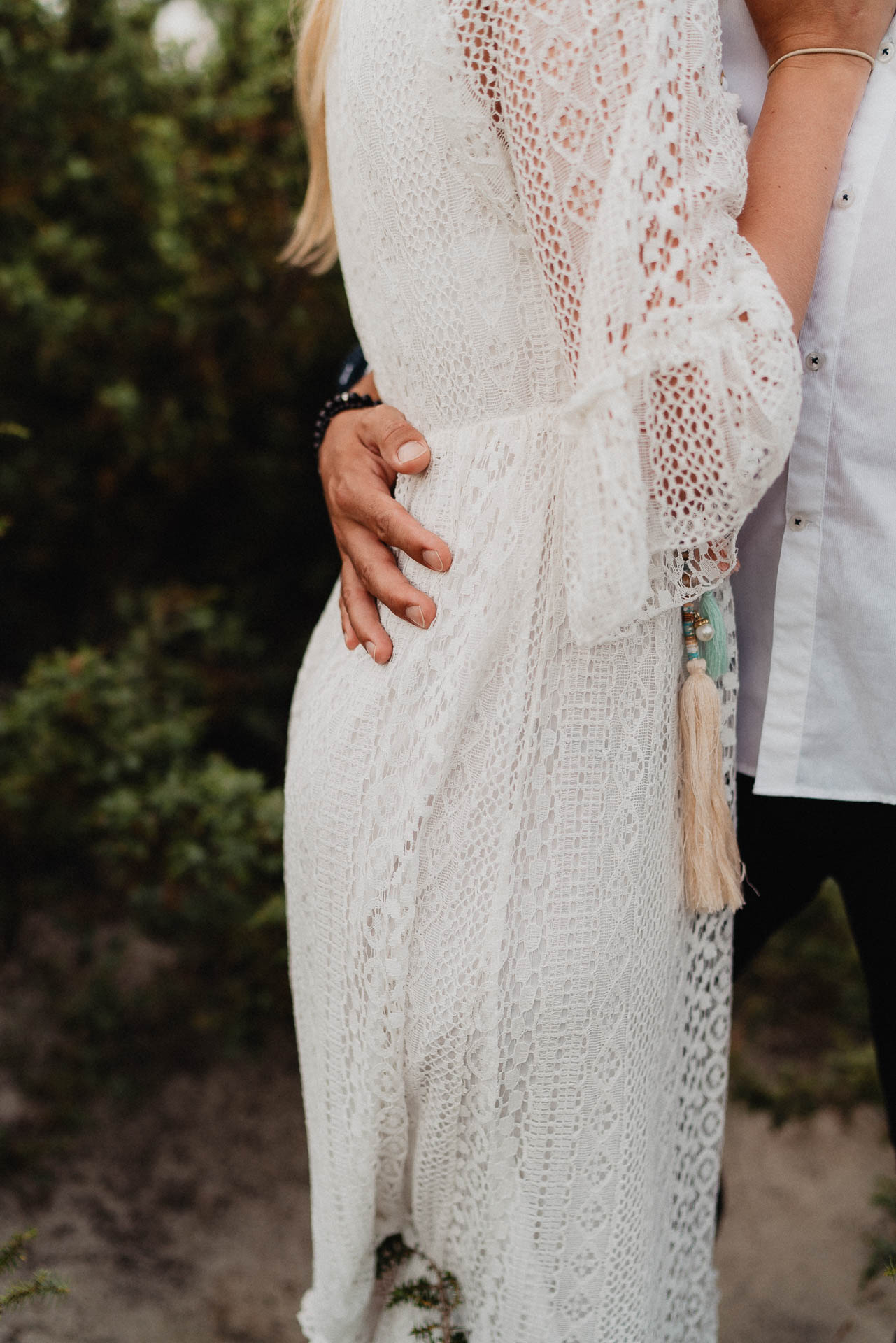 PaarShooting am Strand von Alcudia auf Mallorca bei Sonnenaufgang fotografiert von Lisa & Andi Photography.