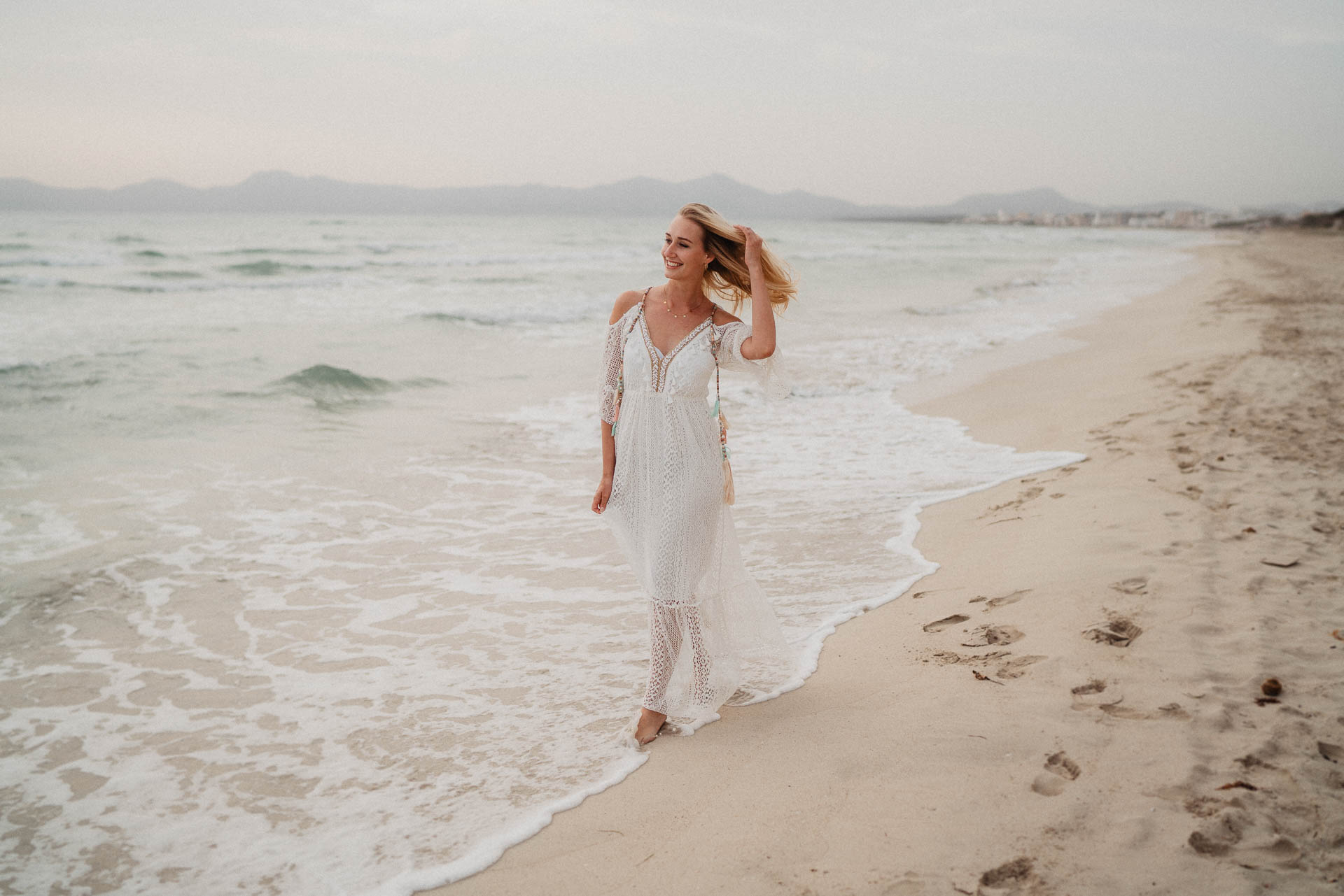 PaarShooting am Strand von Alcudia auf Mallorca bei Sonnenaufgang fotografiert von Lisa & Andi Photography.