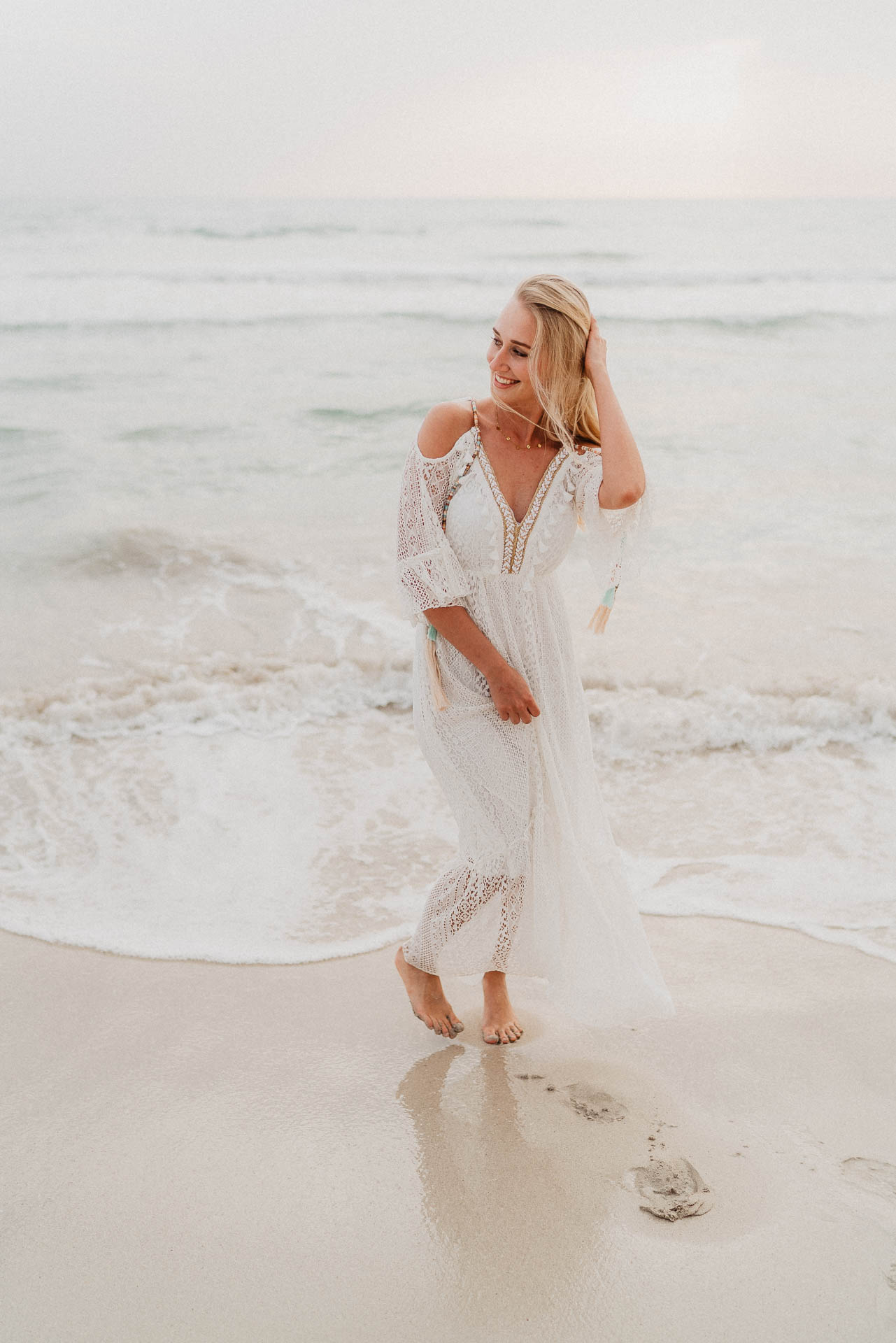 PaarShooting am Strand von Alcudia auf Mallorca bei Sonnenaufgang fotografiert von Lisa & Andi Photography.