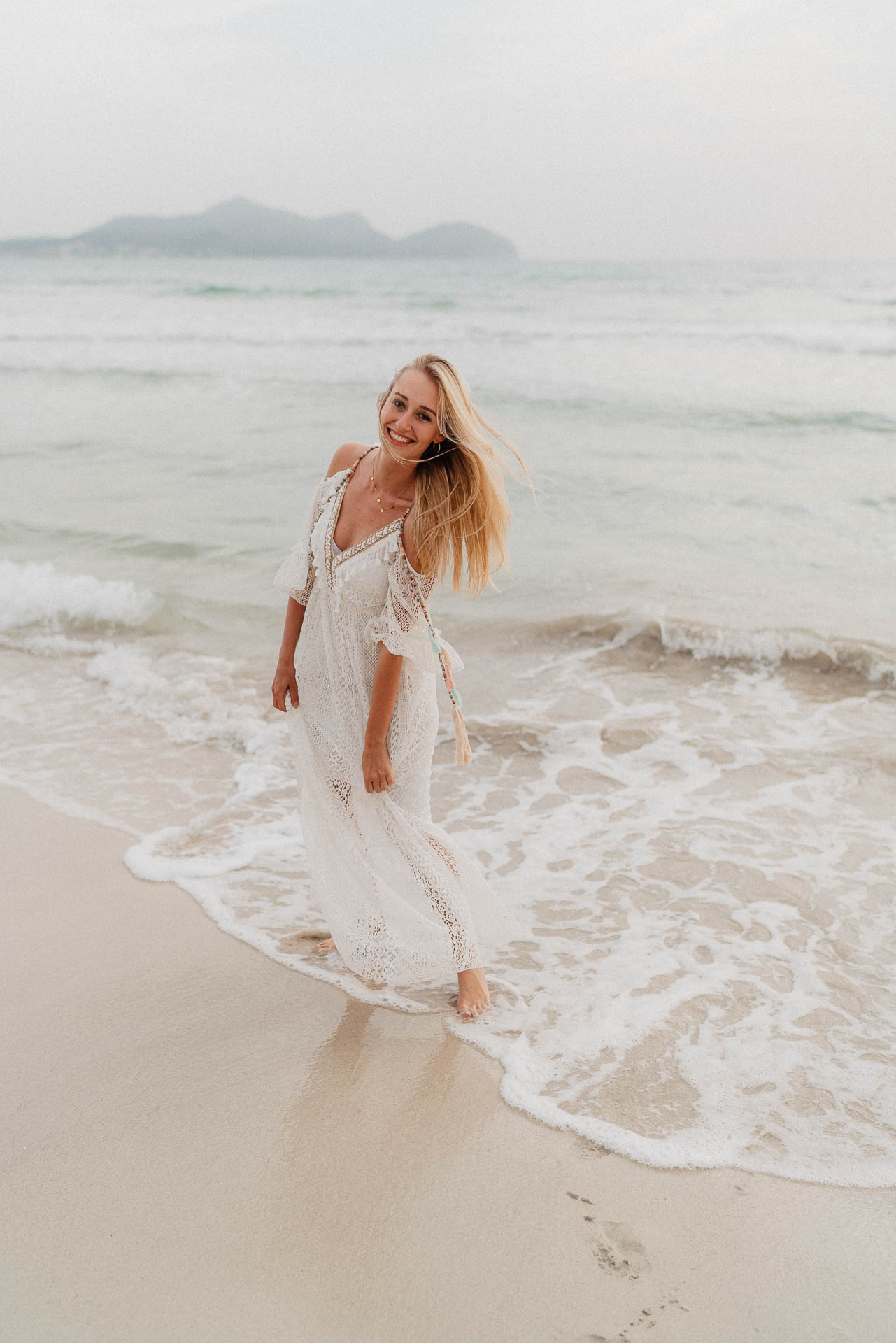 PaarShooting am Strand von Alcudia auf Mallorca bei Sonnenaufgang fotografiert von Lisa & Andi Photography.