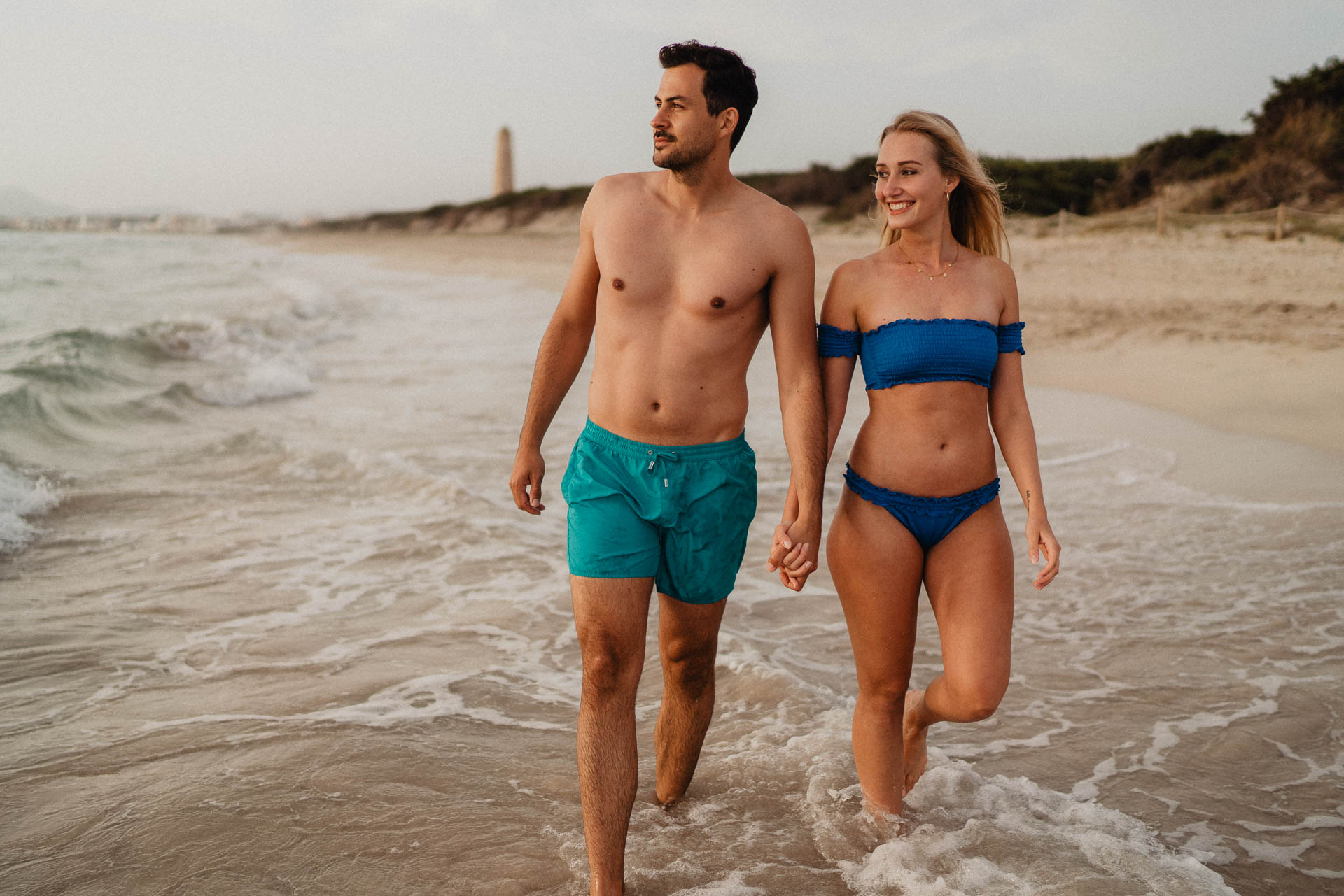 PaarShooting am Strand von Alcudia auf Mallorca bei Sonnenaufgang fotografiert von Lisa & Andi Photography.