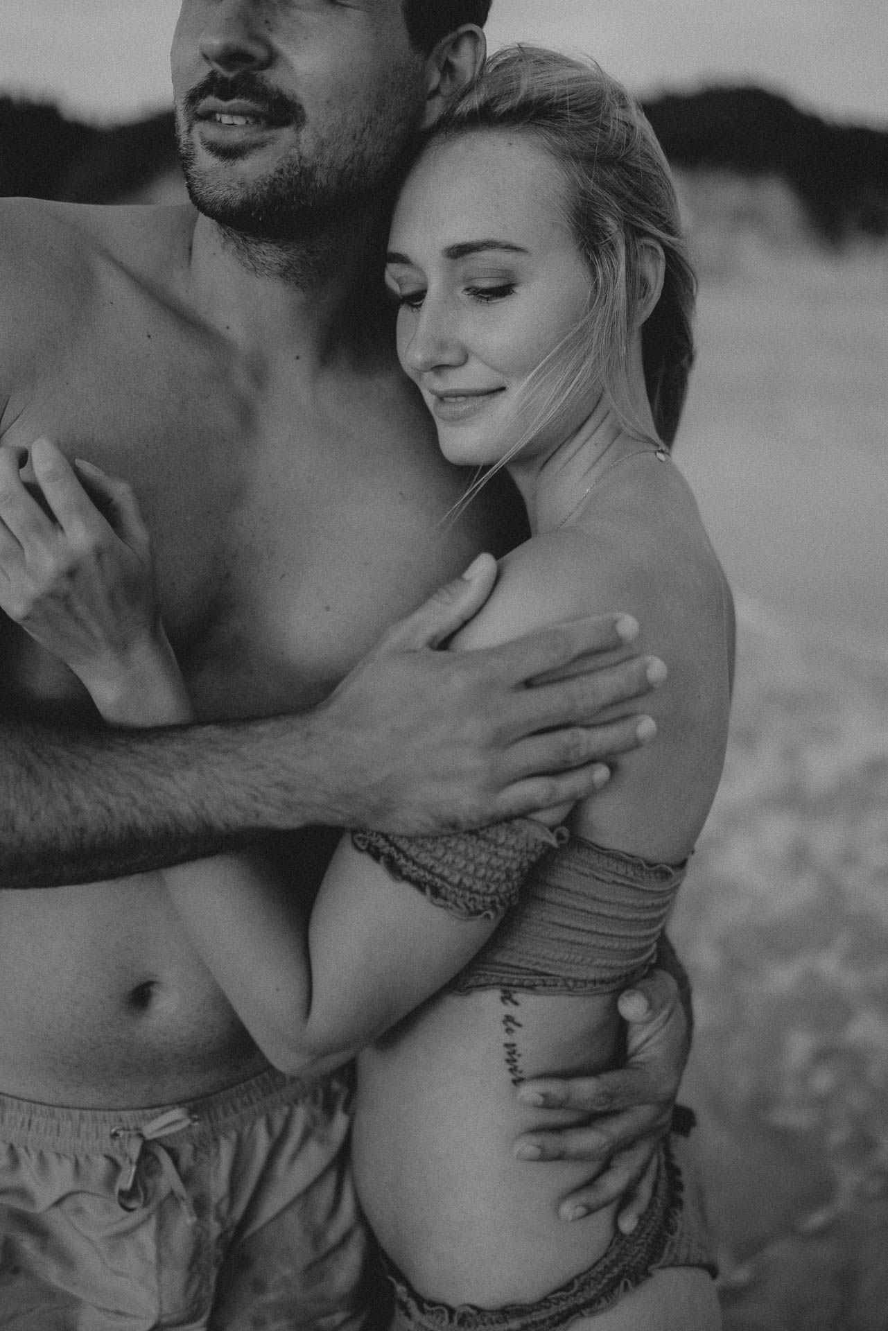 PaarShooting am Strand von Alcudia auf Mallorca bei Sonnenaufgang fotografiert von Lisa & Andi Photography.