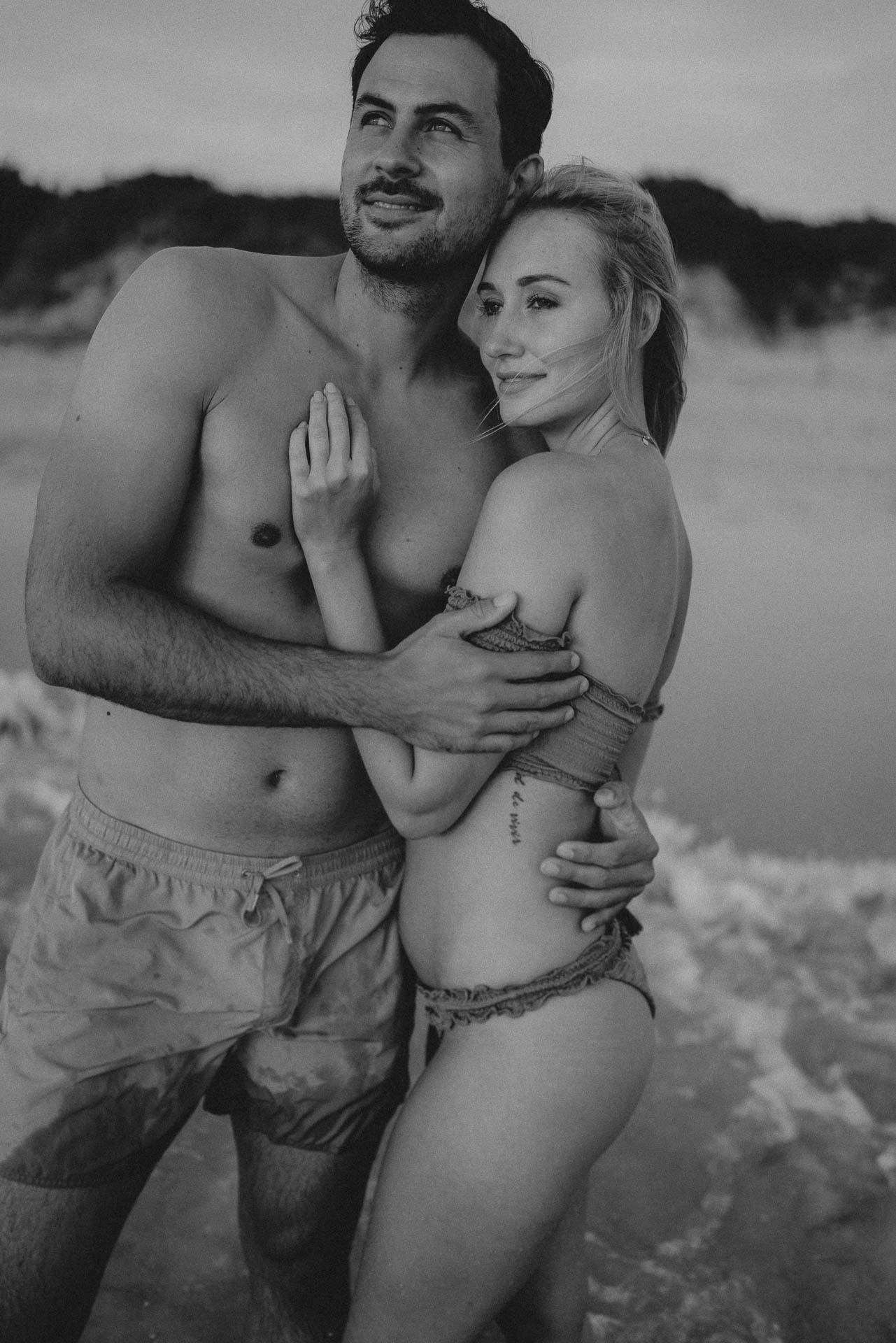 PaarShooting am Strand von Alcudia auf Mallorca bei Sonnenaufgang fotografiert von Lisa & Andi Photography.