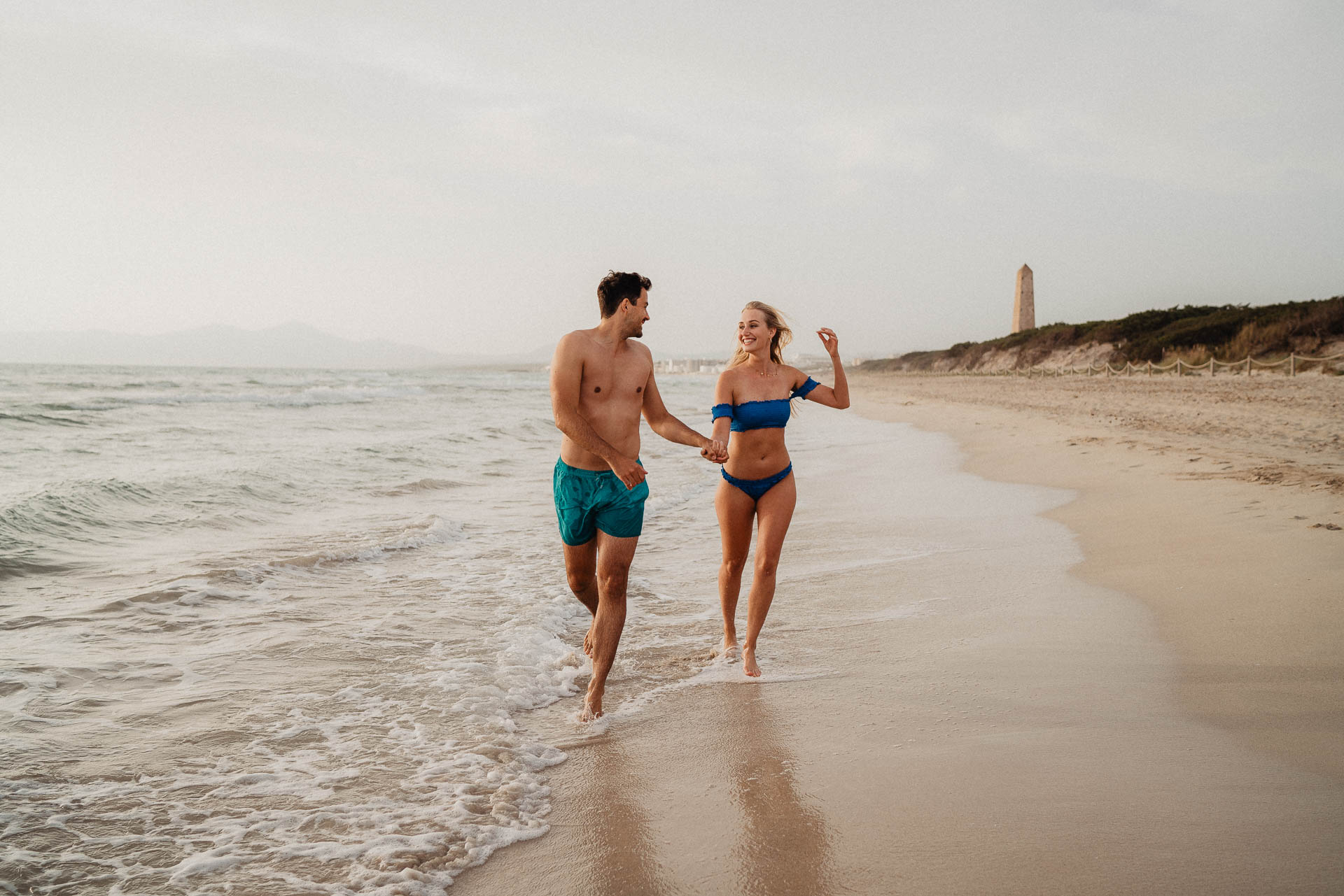 PaarShooting am Strand von Alcudia auf Mallorca bei Sonnenaufgang fotografiert von Lisa & Andi Photography.