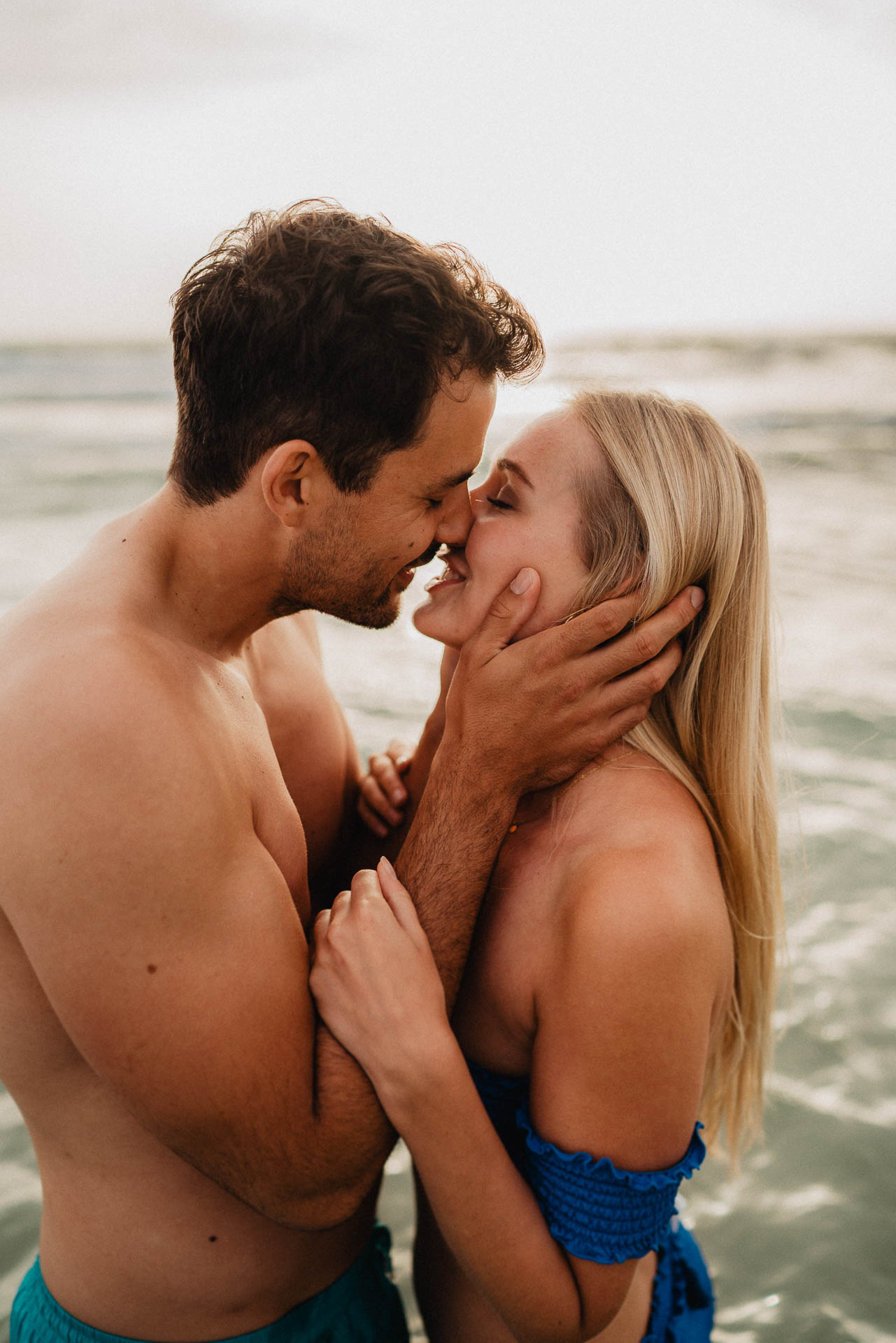 PaarShooting am Strand von Alcudia auf Mallorca bei Sonnenaufgang fotografiert von Lisa & Andi Photography.