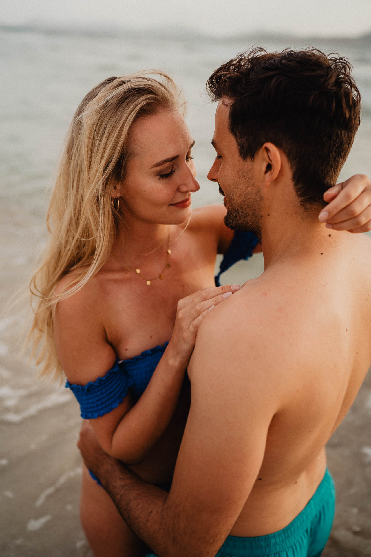 PaarShooting am Strand von Alcudia auf Mallorca bei Sonnenaufgang fotografiert von Lisa & Andi Photography.