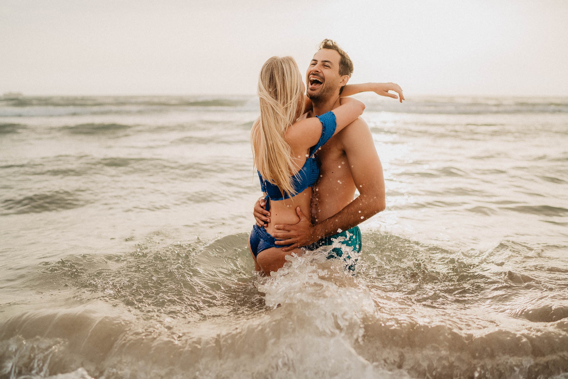 PaarShooting am Strand von Alcudia auf Mallorca bei Sonnenaufgang fotografiert von Lisa & Andi Photography.