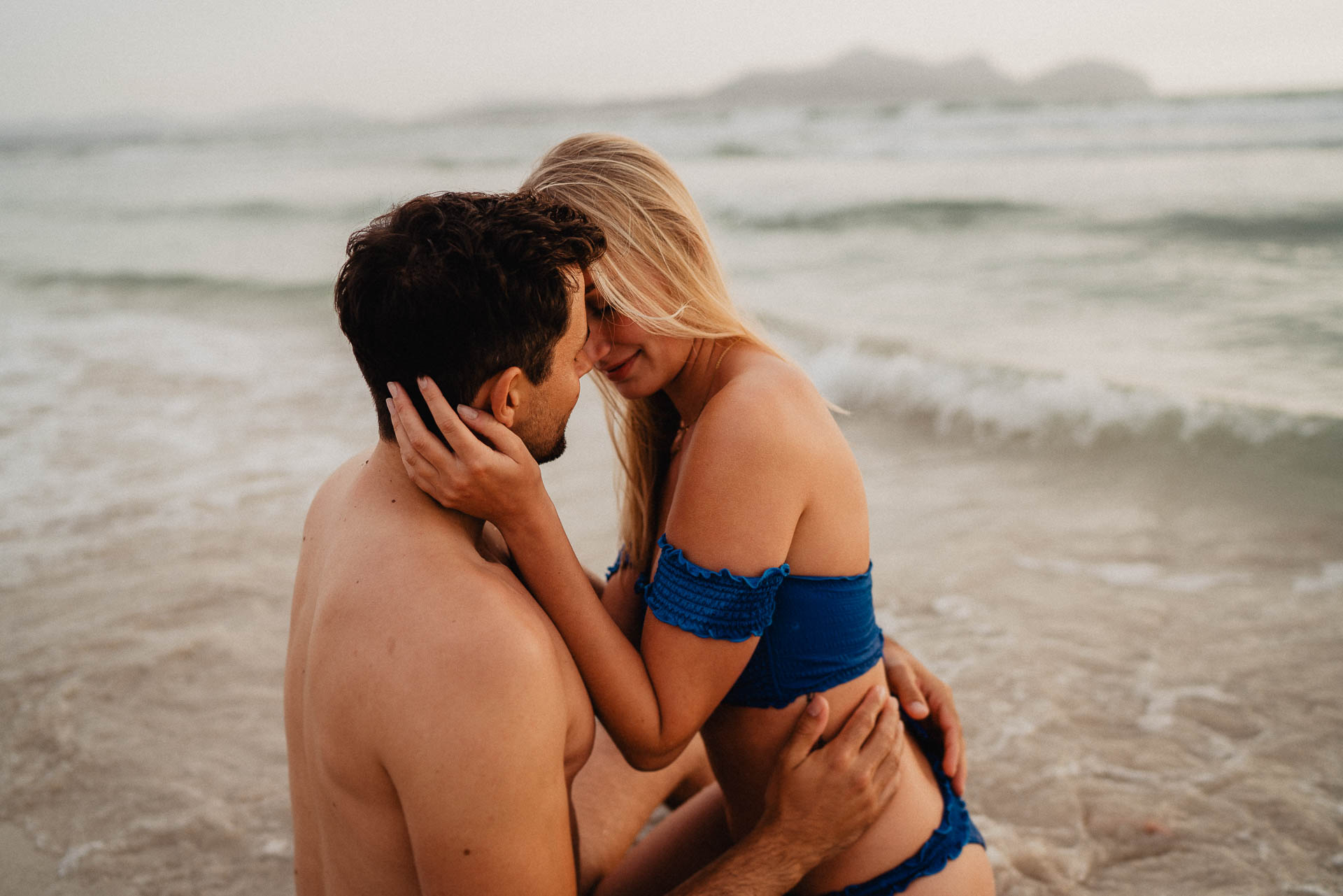 PaarShooting am Strand von Alcudia auf Mallorca bei Sonnenaufgang fotografiert von Lisa & Andi Photography.