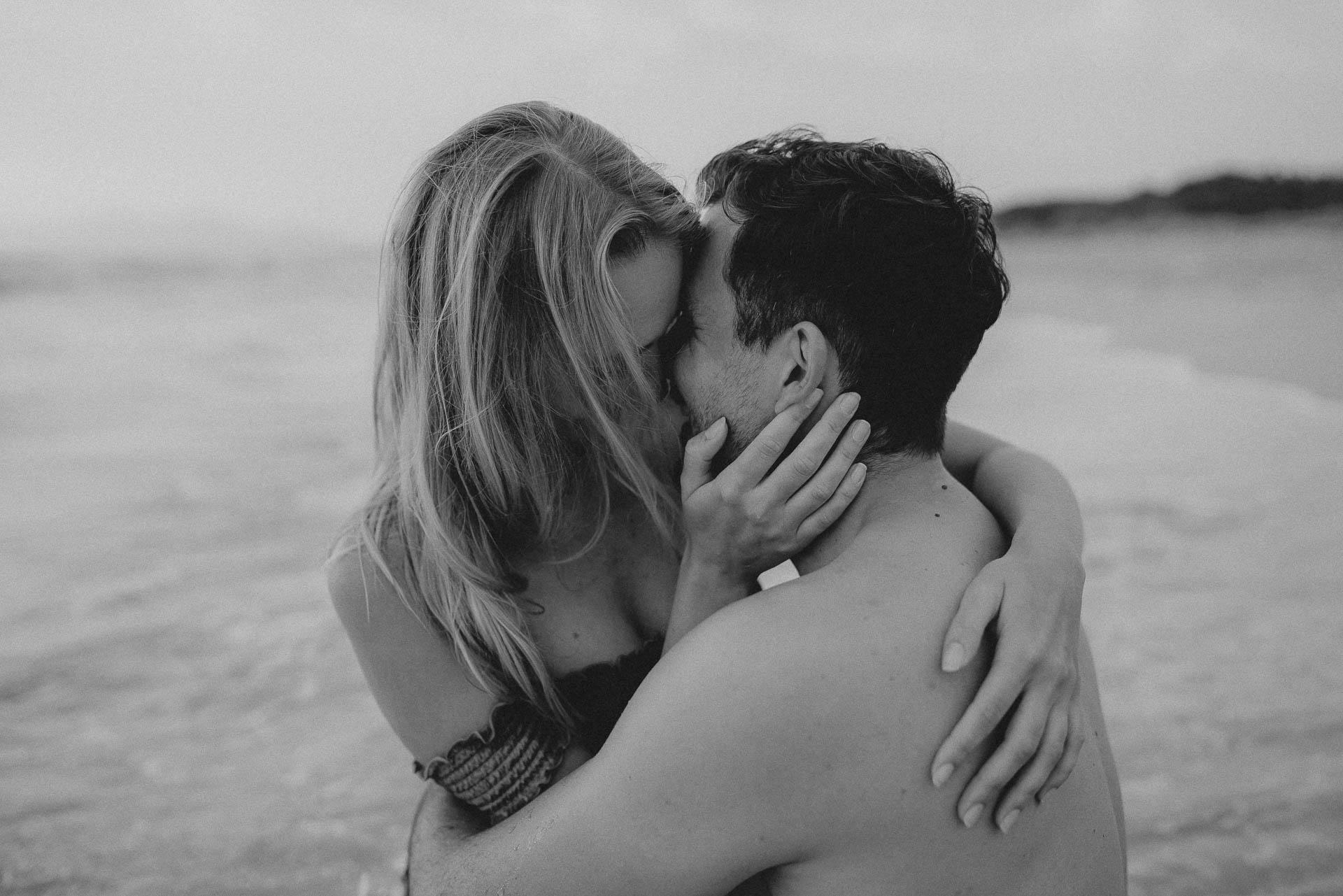 PaarShooting am Strand von Alcudia auf Mallorca bei Sonnenaufgang fotografiert von Lisa & Andi Photography.