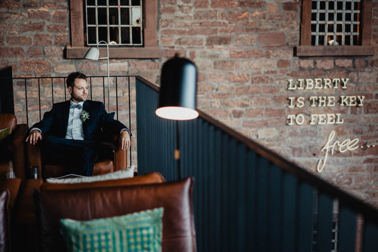 Hochzeit in Offenburg fotografiert von Lisa & Andi Photography. Getting Ready von Braut und Bräutigam im Hotel Liberty.