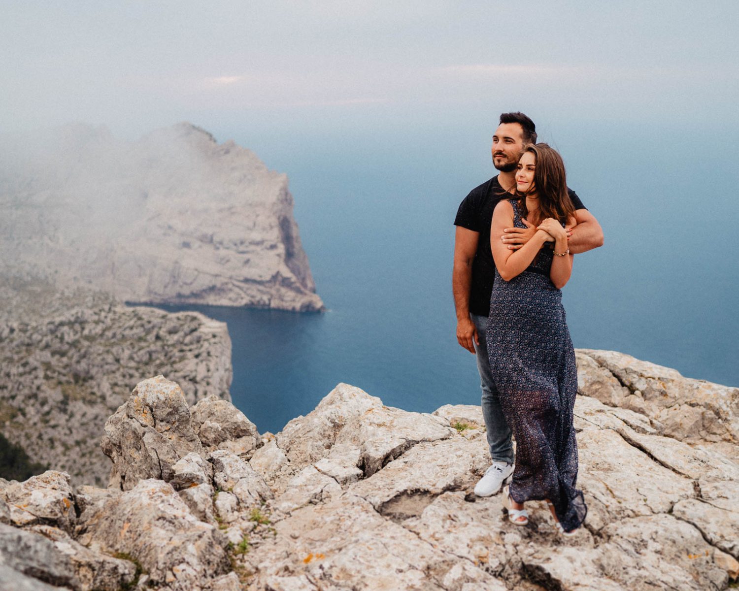 Romantisches PaarShooting in den Bergen von Mallorca fotografiert von Lisa & Andi Photography.