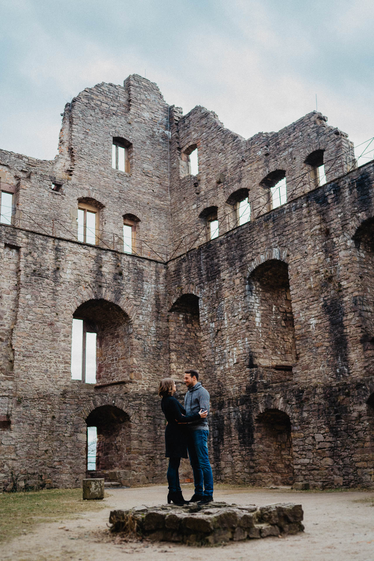 Paarshooting im Alten Schloss in Baden-Baden fotografiert von Lisa & Andi Photography.