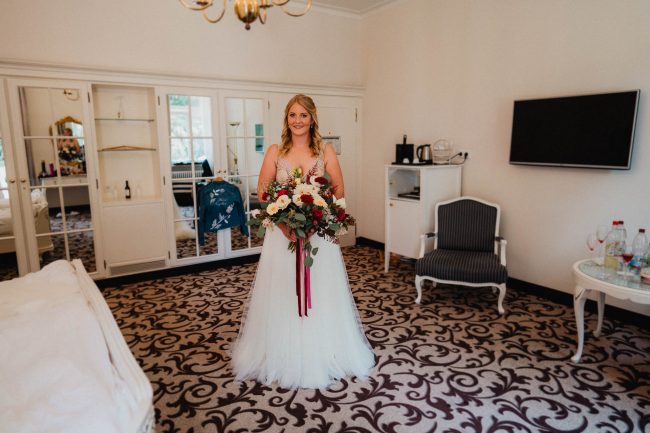 Sommerhochzeit auf dem Eckberg bei Kitchen and Soul fotografiert von Lisa & Andi Photography. Braut beim Getting Ready im Badischen Hof.