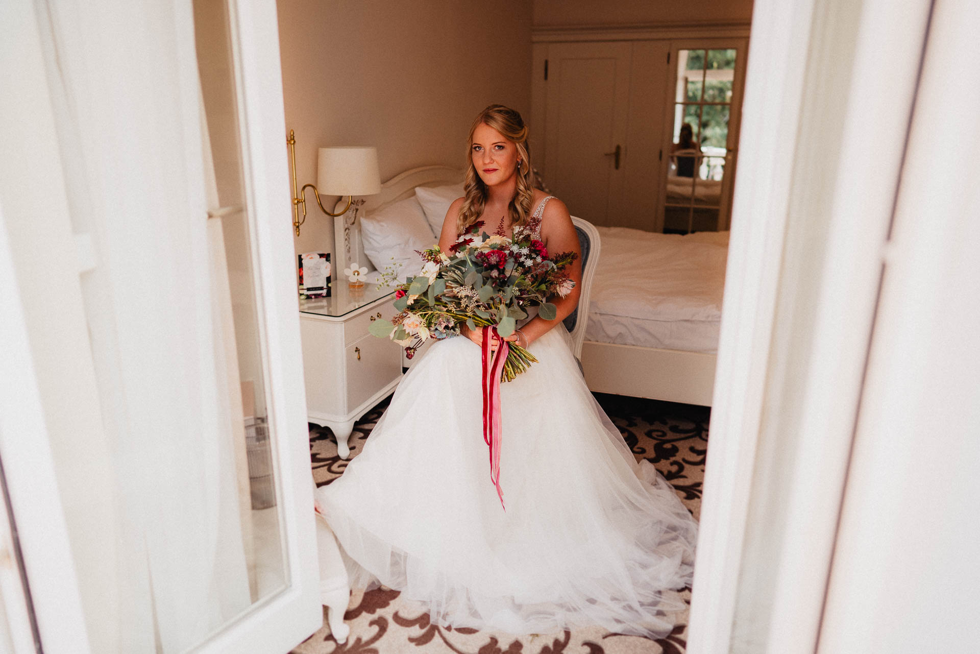 Sommerhochzeit auf dem Eckberg bei Kitchen and Soul fotografiert von Lisa & Andi Photography. Braut beim Getting Ready im Badischen Hof.