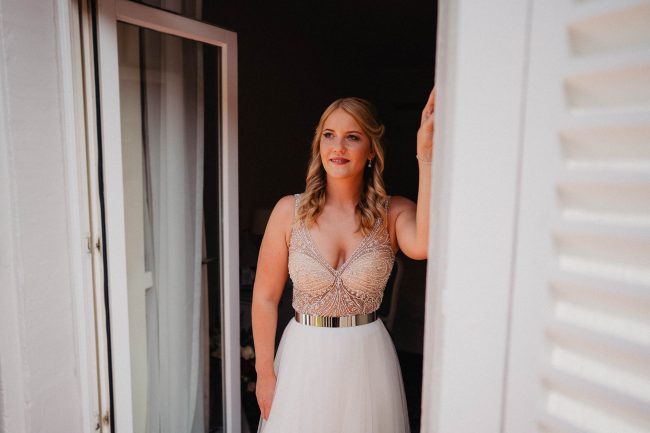 Sommerhochzeit auf dem Eckberg bei Kitchen and Soul fotografiert von Lisa & Andi Photography. Braut beim Getting Ready im Badischen Hof.