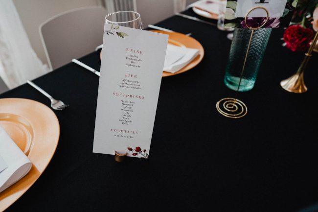 Sommerhochzeit auf dem Eckberg bei Kitchen and Soul fotografiert von Lisa & Andi Photography. Hochzeitsdekoration in schwarz gold.